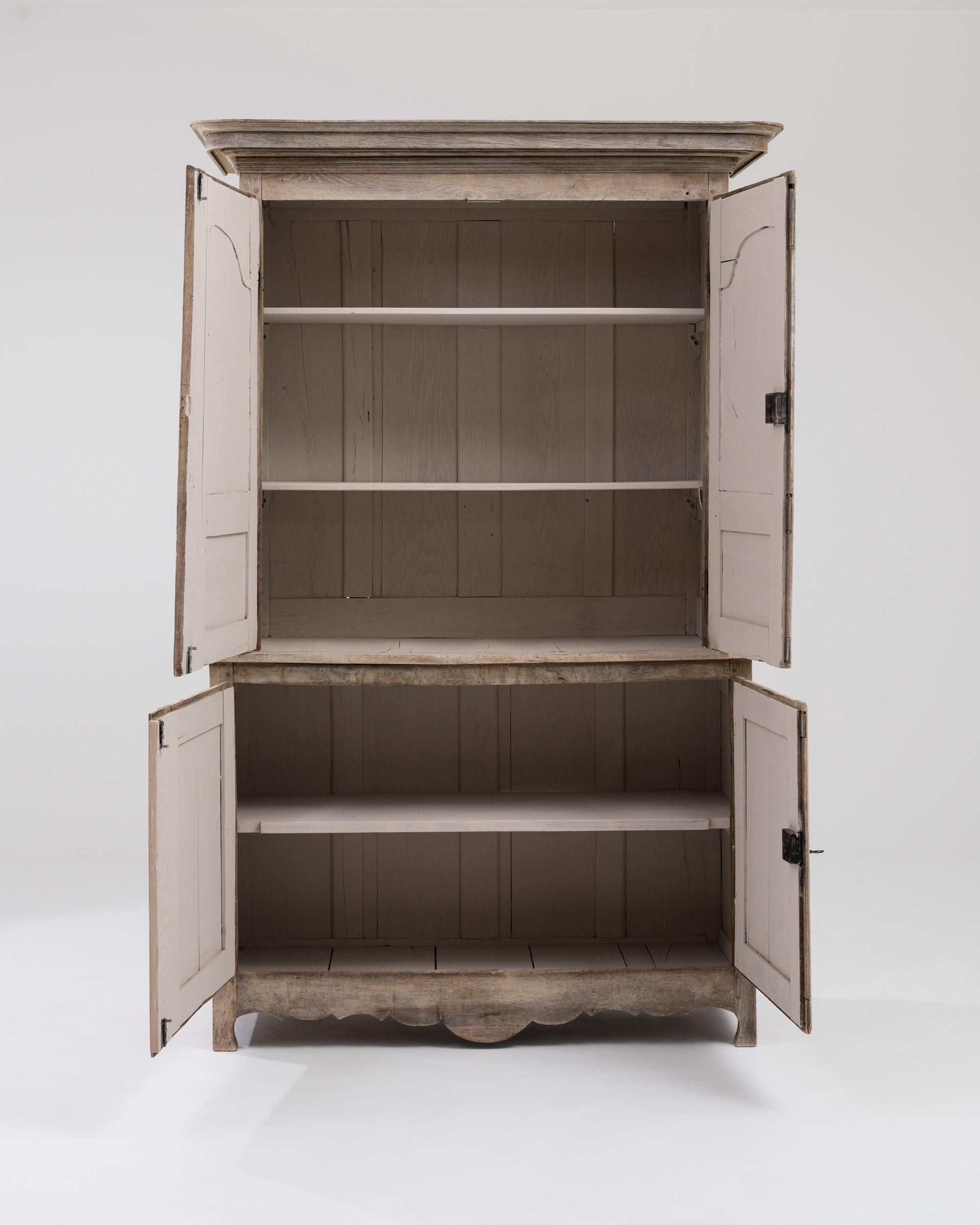 Early 19th Century French Provincial Oak Cabinet In Good Condition For Sale In High Point, NC