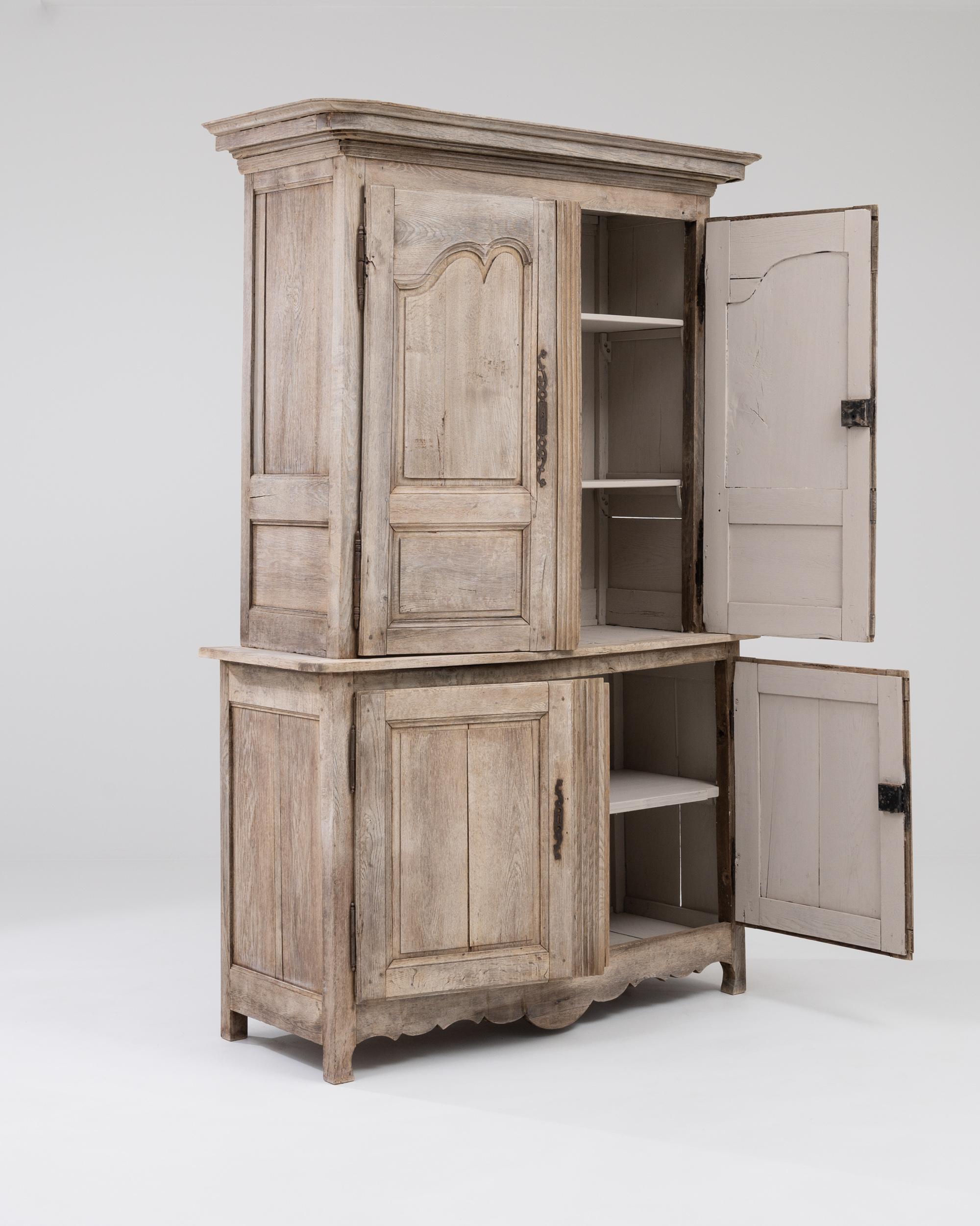 Early 19th Century French Provincial Oak Cabinet For Sale 1