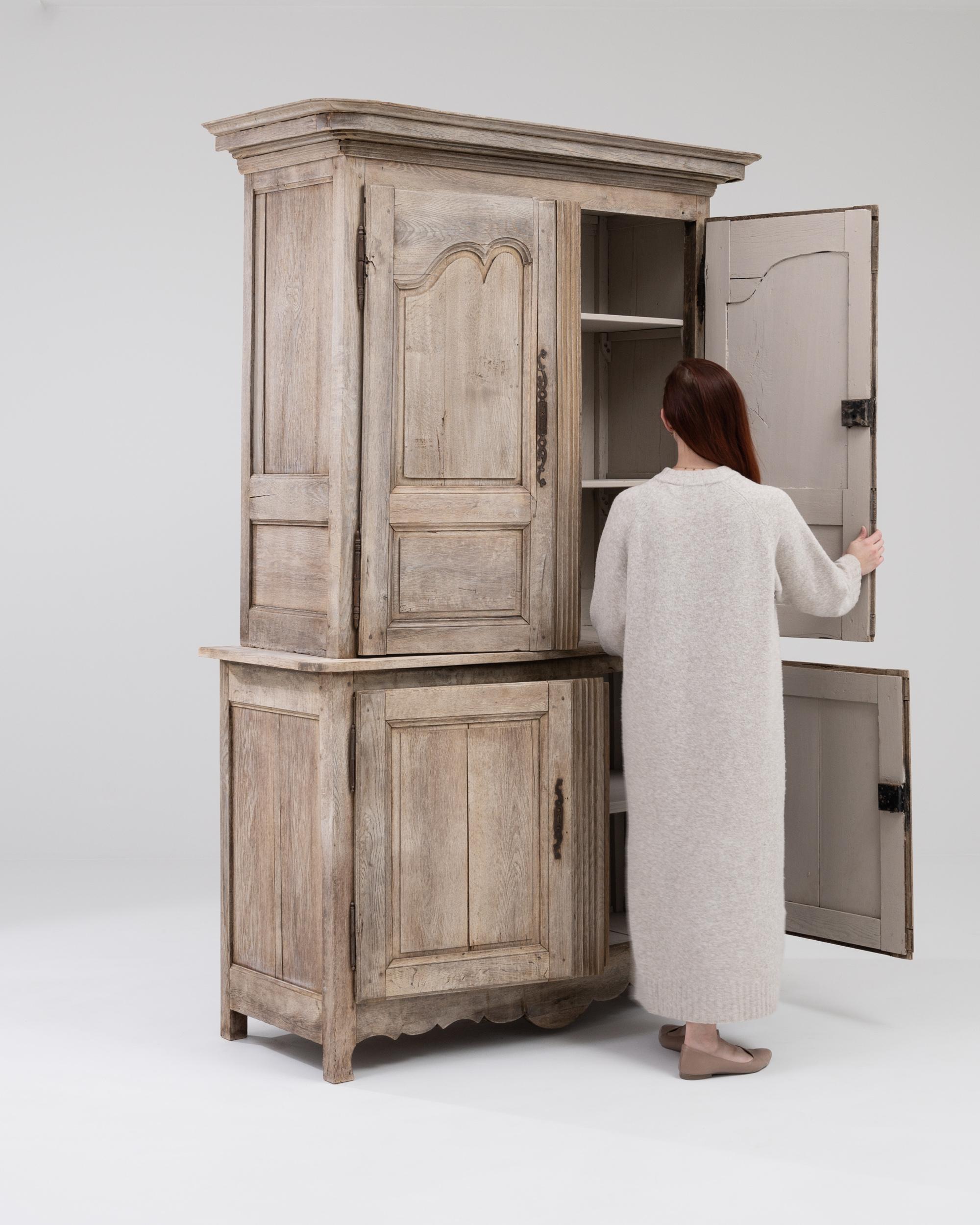 XIXe siècle Armoire en chêne de style provincial français du début du 19e siècle en vente