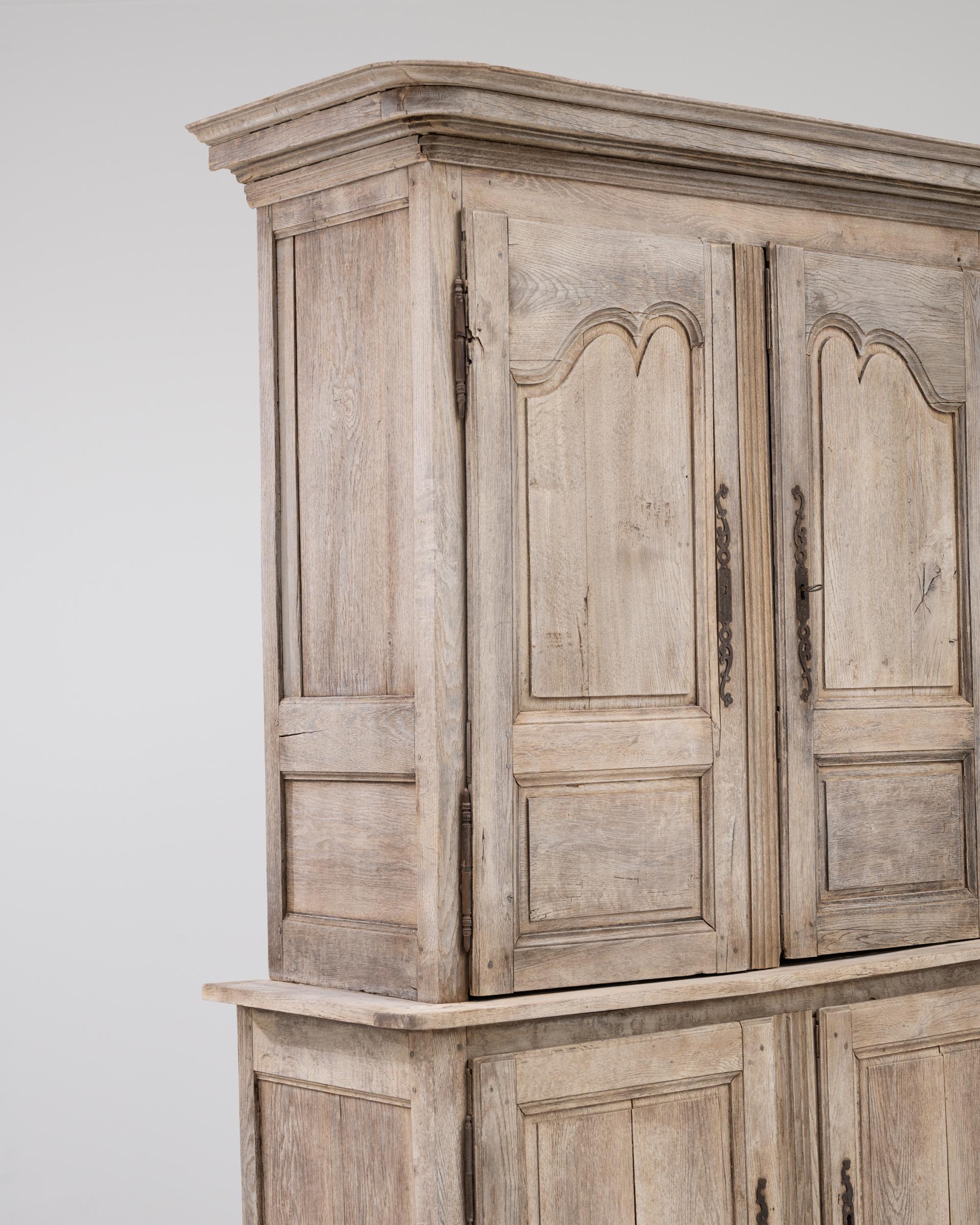 Early 19th Century French Provincial Oak Cabinet For Sale 3