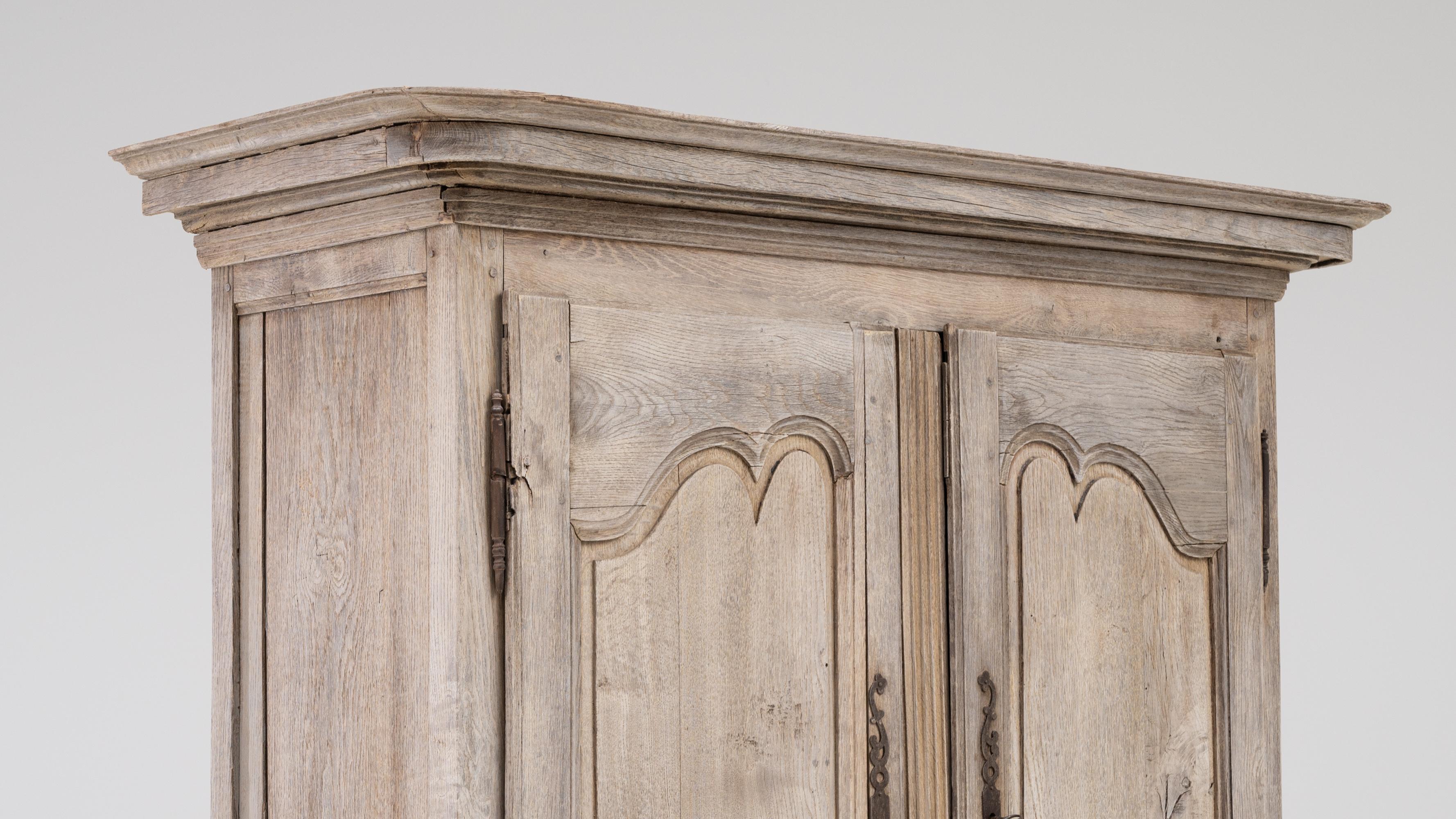 Early 19th Century French Provincial Oak Cabinet For Sale 4