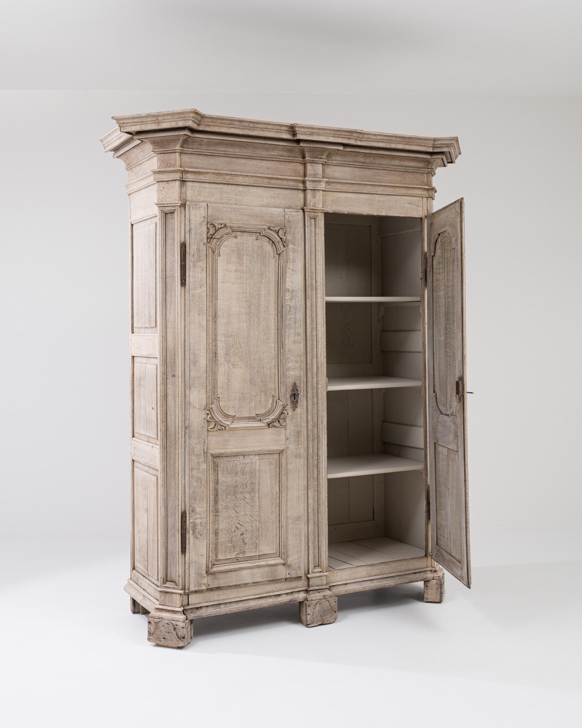 Frühes 19. Jahrhundert Französisch Provincial Eiche Kleiderschrank (Gebleicht)