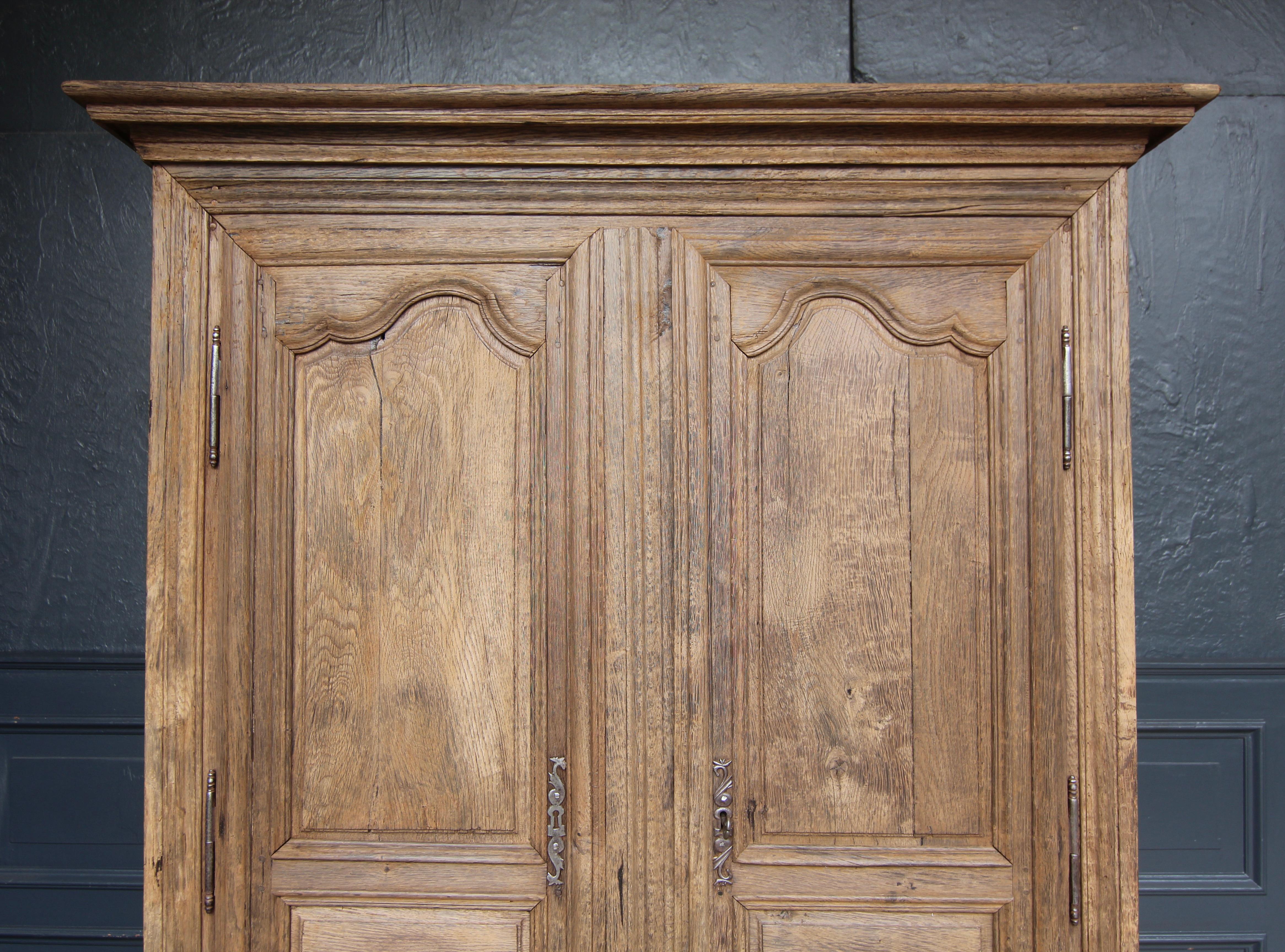 Early 19th Century French Provincial Rustic Oak Cabinet For Sale 7