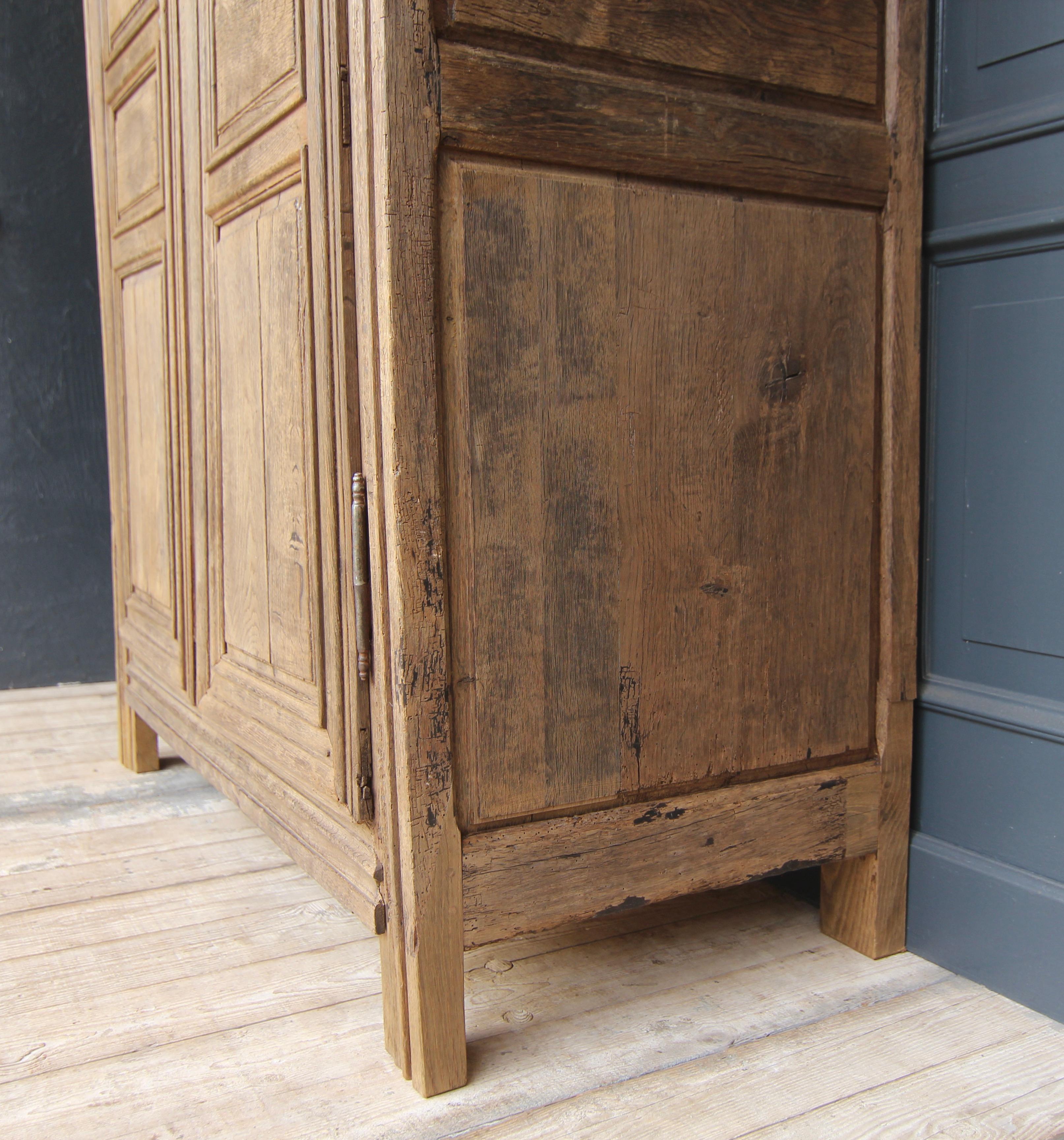 Early 19th Century French Provincial Rustic Oak Cabinet For Sale 8