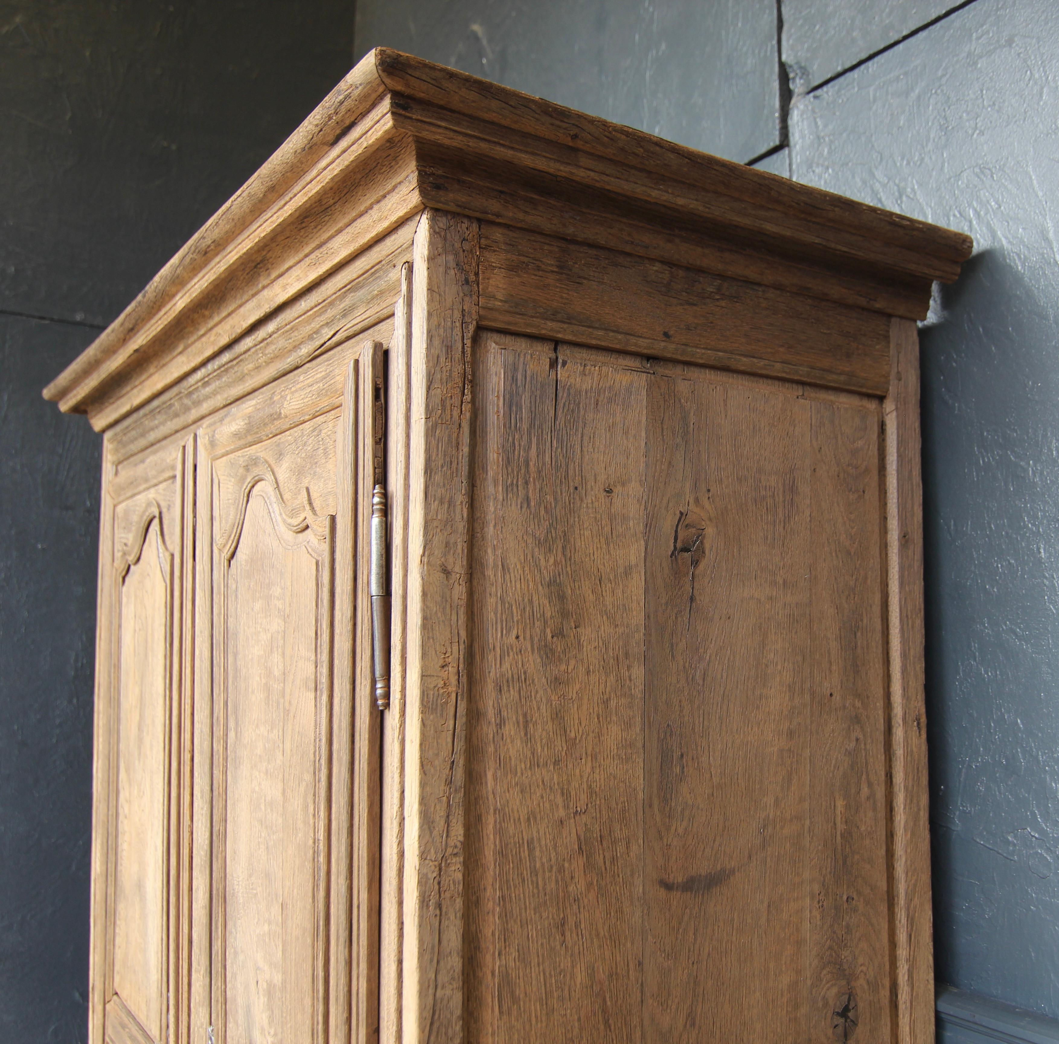 Early 19th Century French Provincial Rustic Oak Cabinet For Sale 10