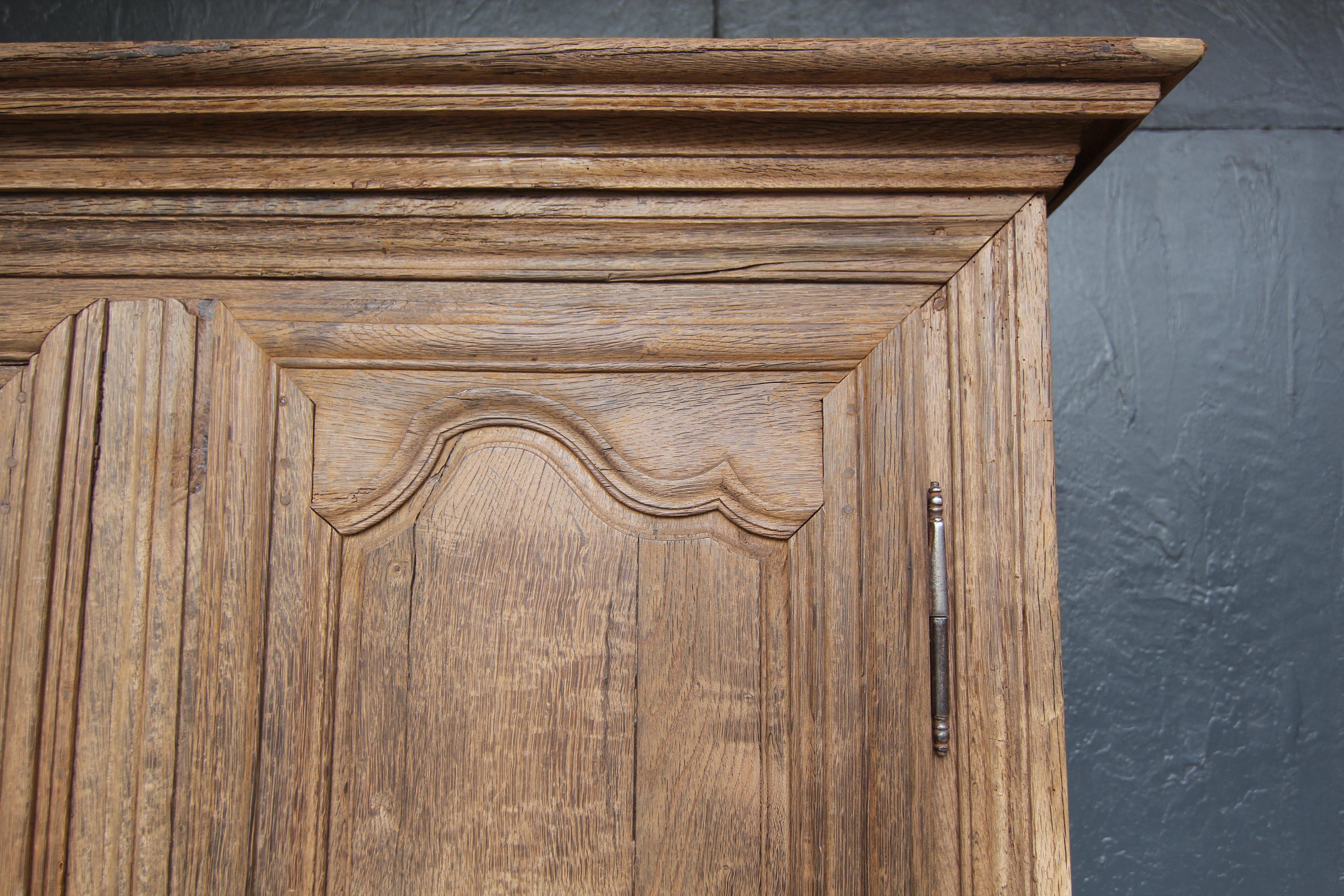 Early 19th Century French Provincial Rustic Oak Cabinet For Sale 12