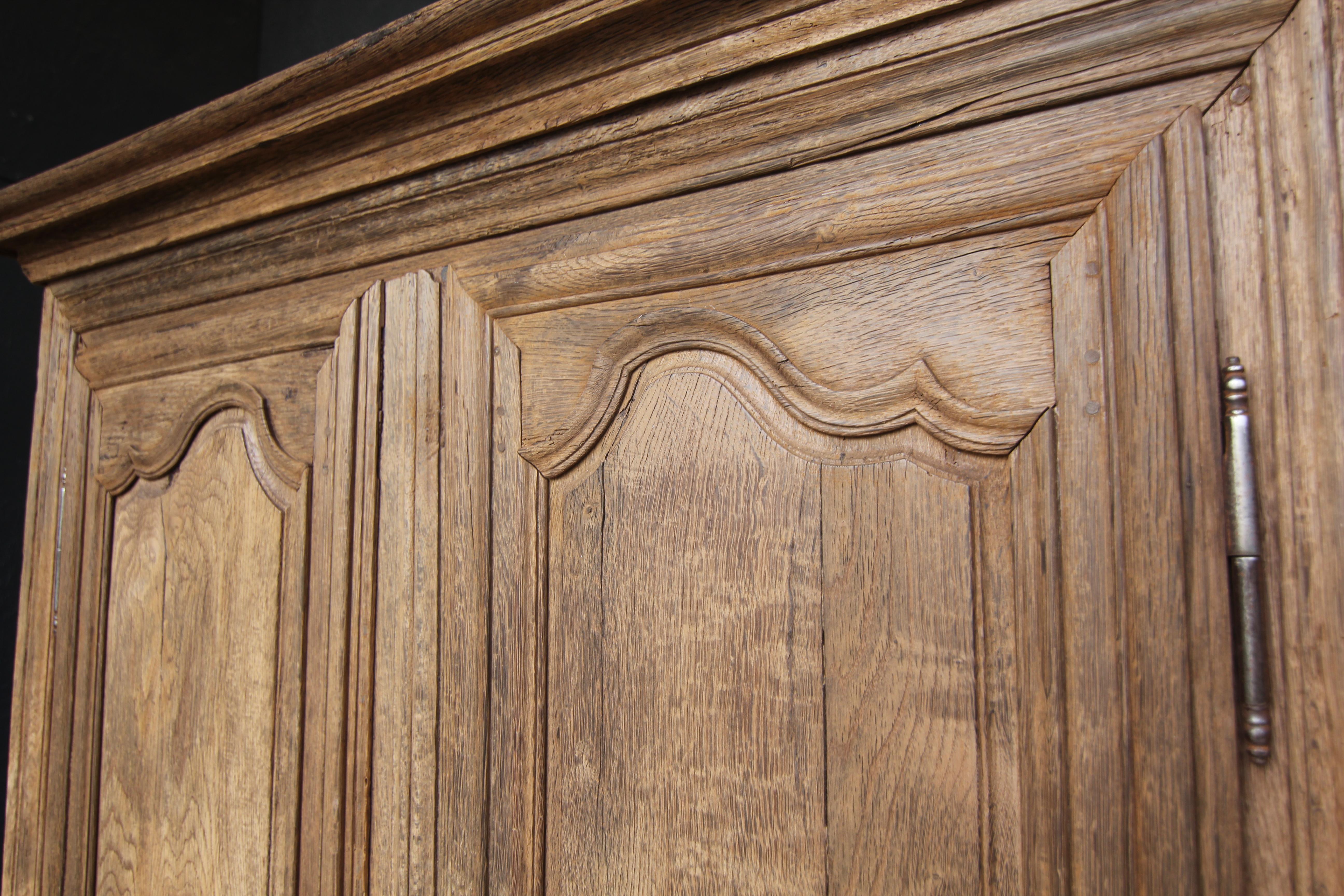 Early 19th Century French Provincial Rustic Oak Cabinet For Sale 13