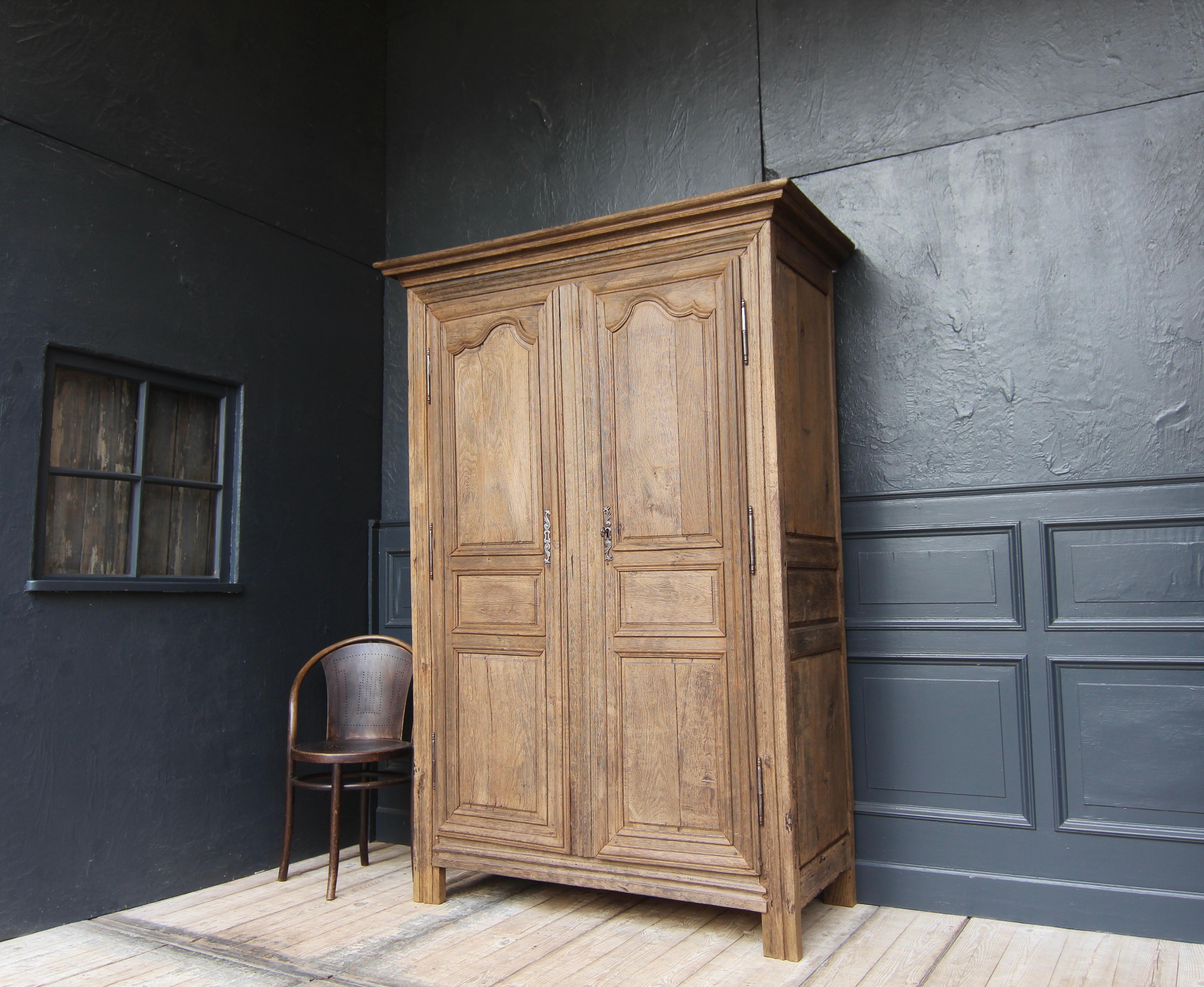 Early 19th Century French Provincial Rustic Oak Cabinet In Good Condition For Sale In Dusseldorf, DE