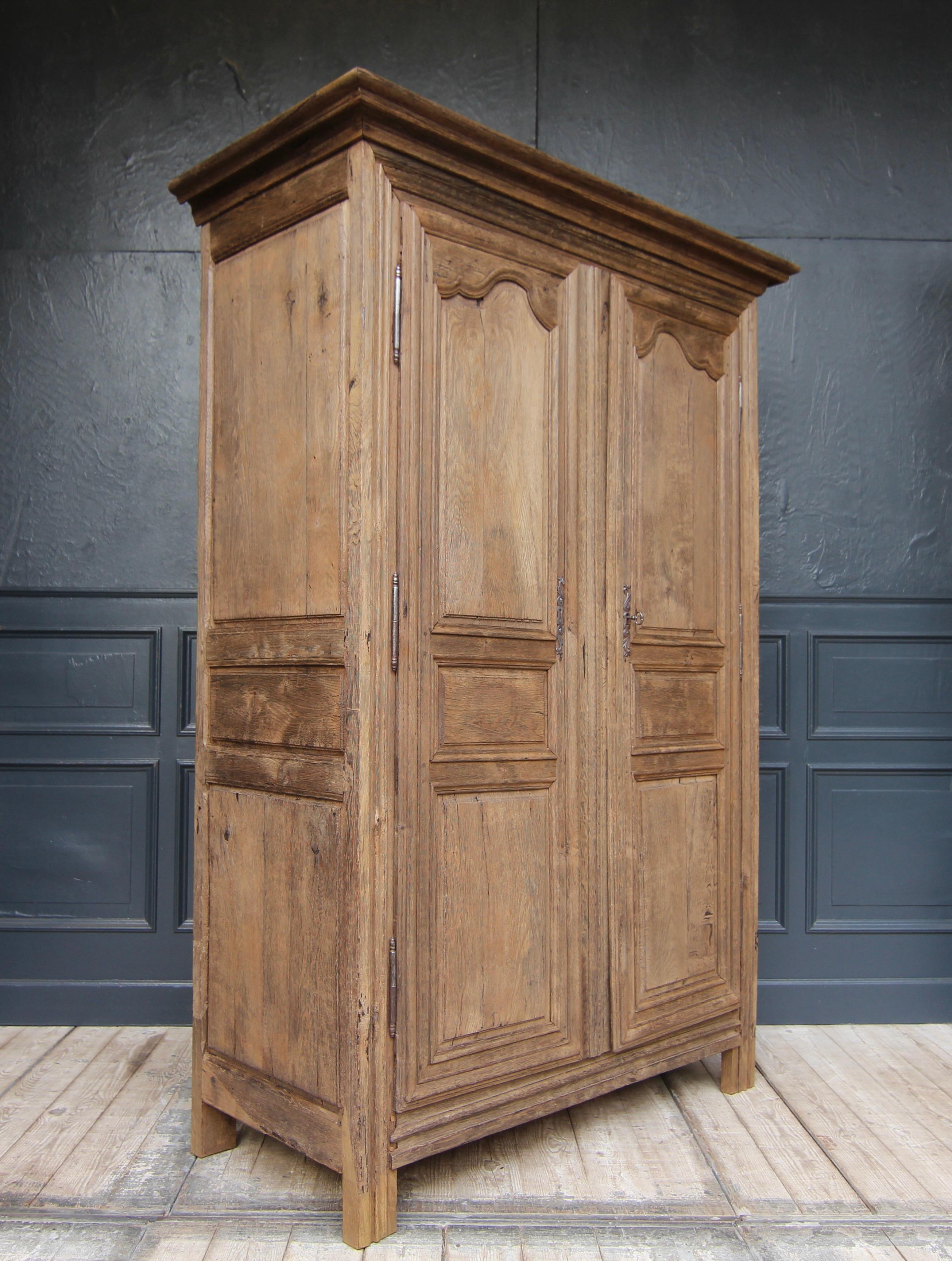 Early 19th Century French Provincial Rustic Oak Cabinet For Sale 1