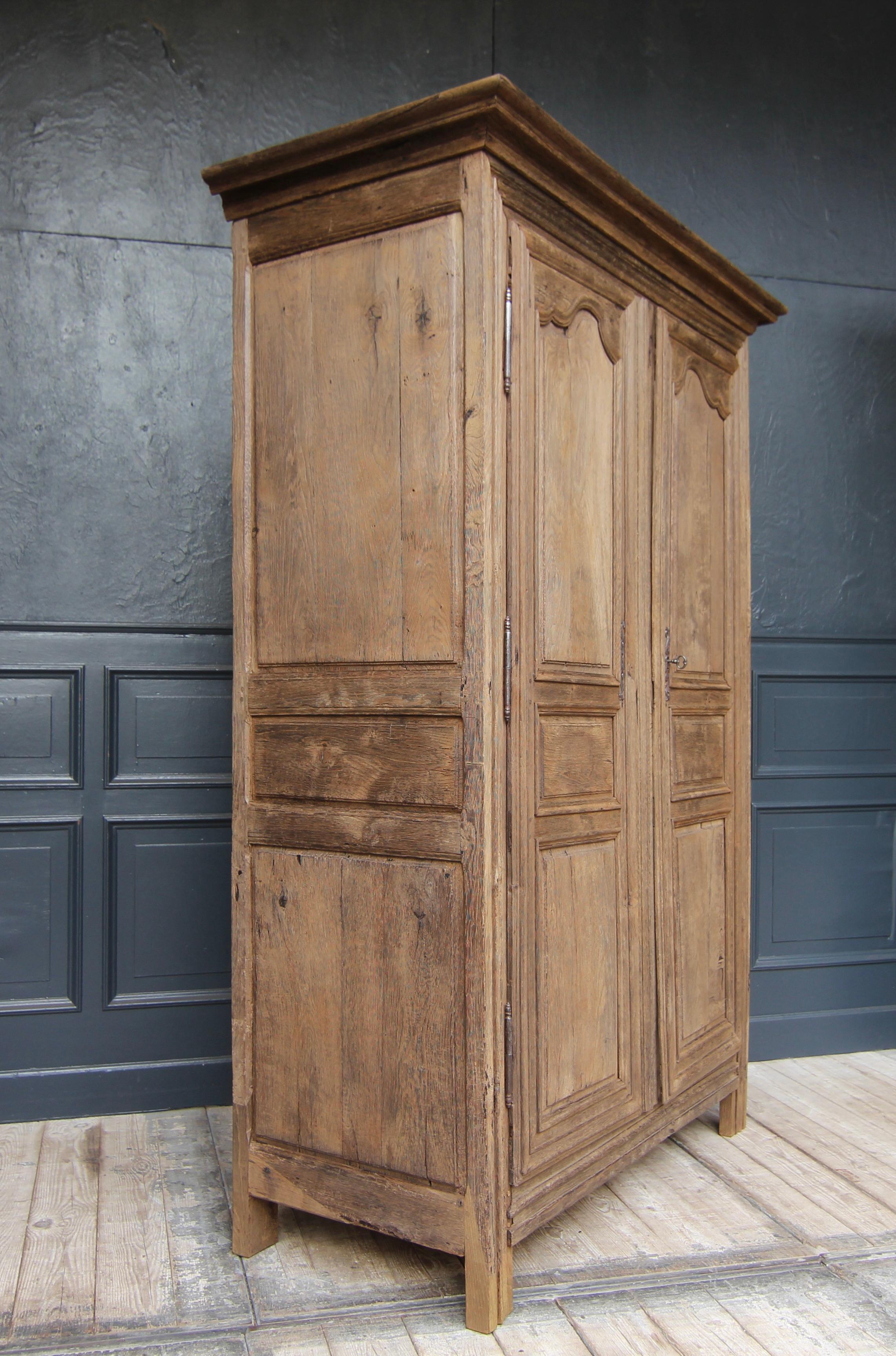 Early 19th Century French Provincial Rustic Oak Cabinet For Sale 2