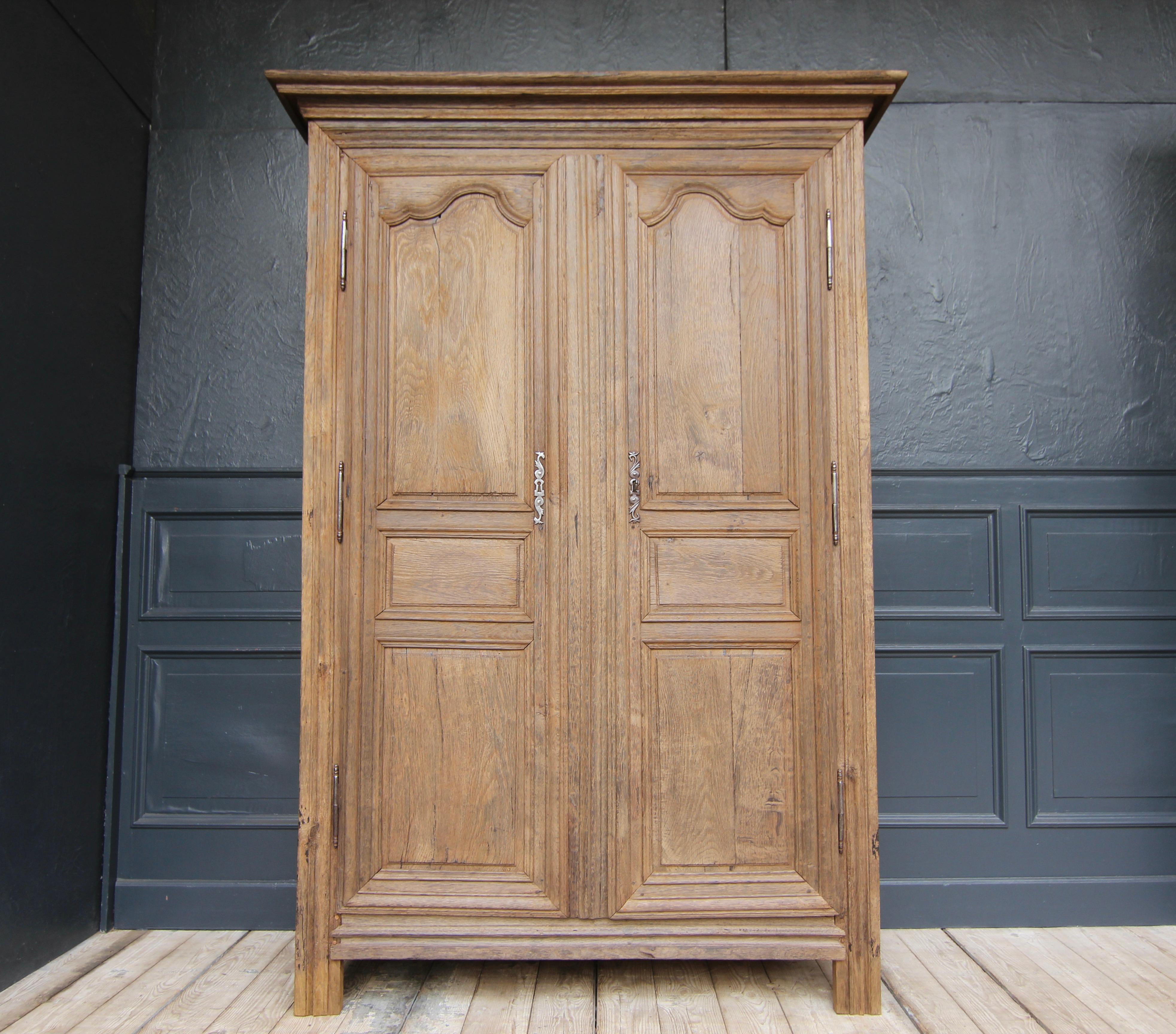 Early 19th Century French Provincial Rustic Oak Cabinet For Sale 3