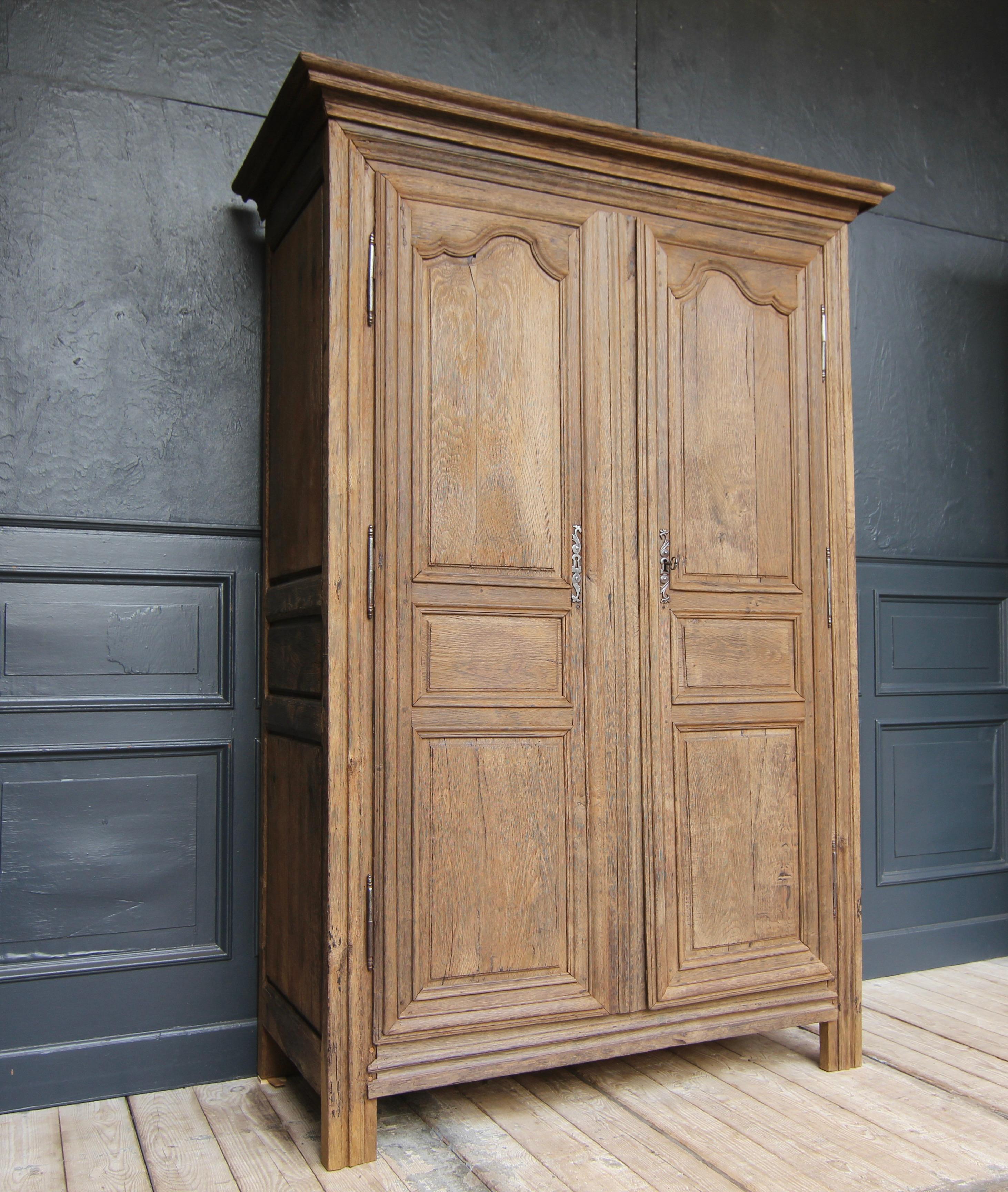 Early 19th Century French Provincial Rustic Oak Cabinet For Sale 4