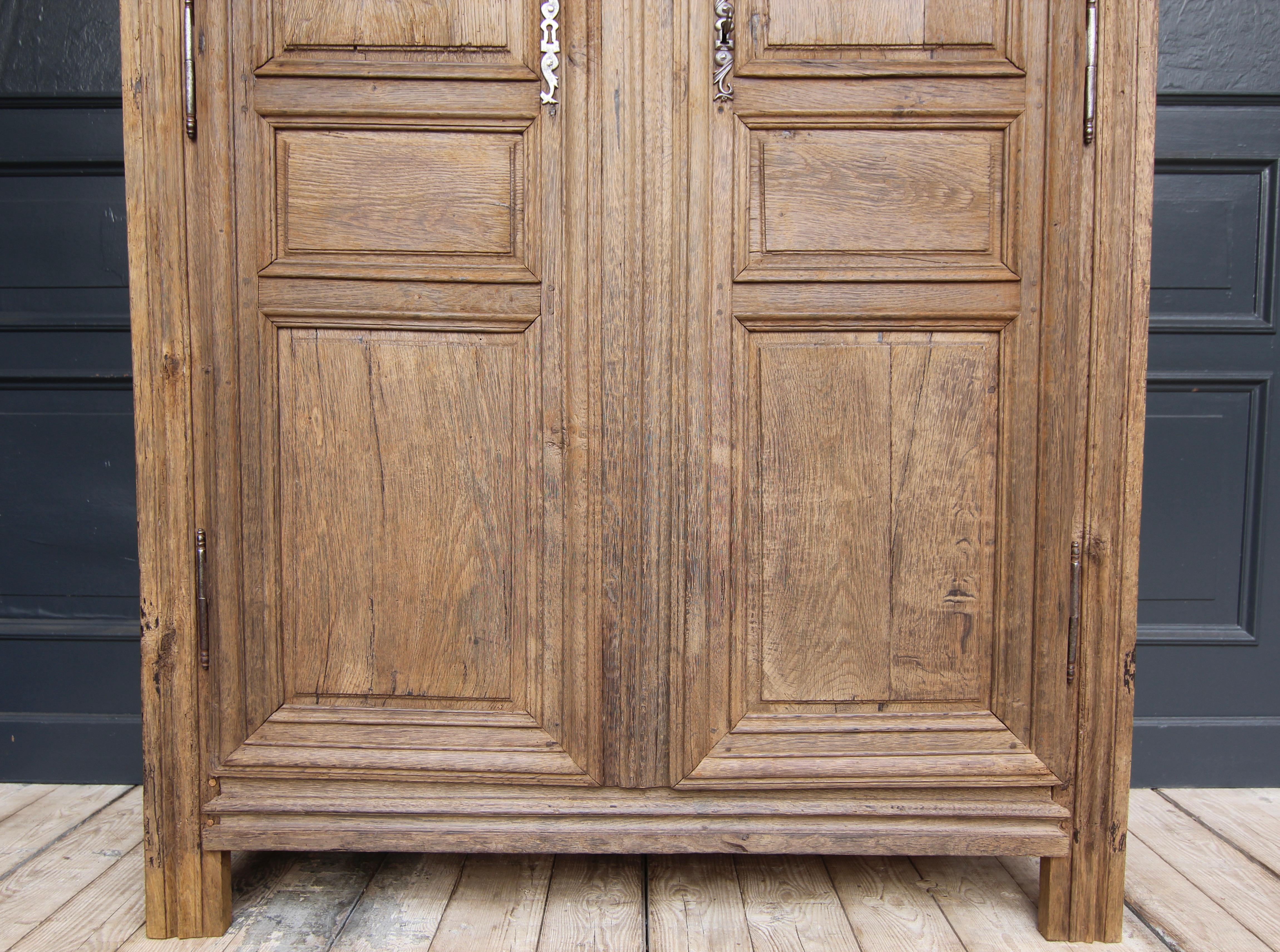 Early 19th Century French Provincial Rustic Oak Cabinet For Sale 5