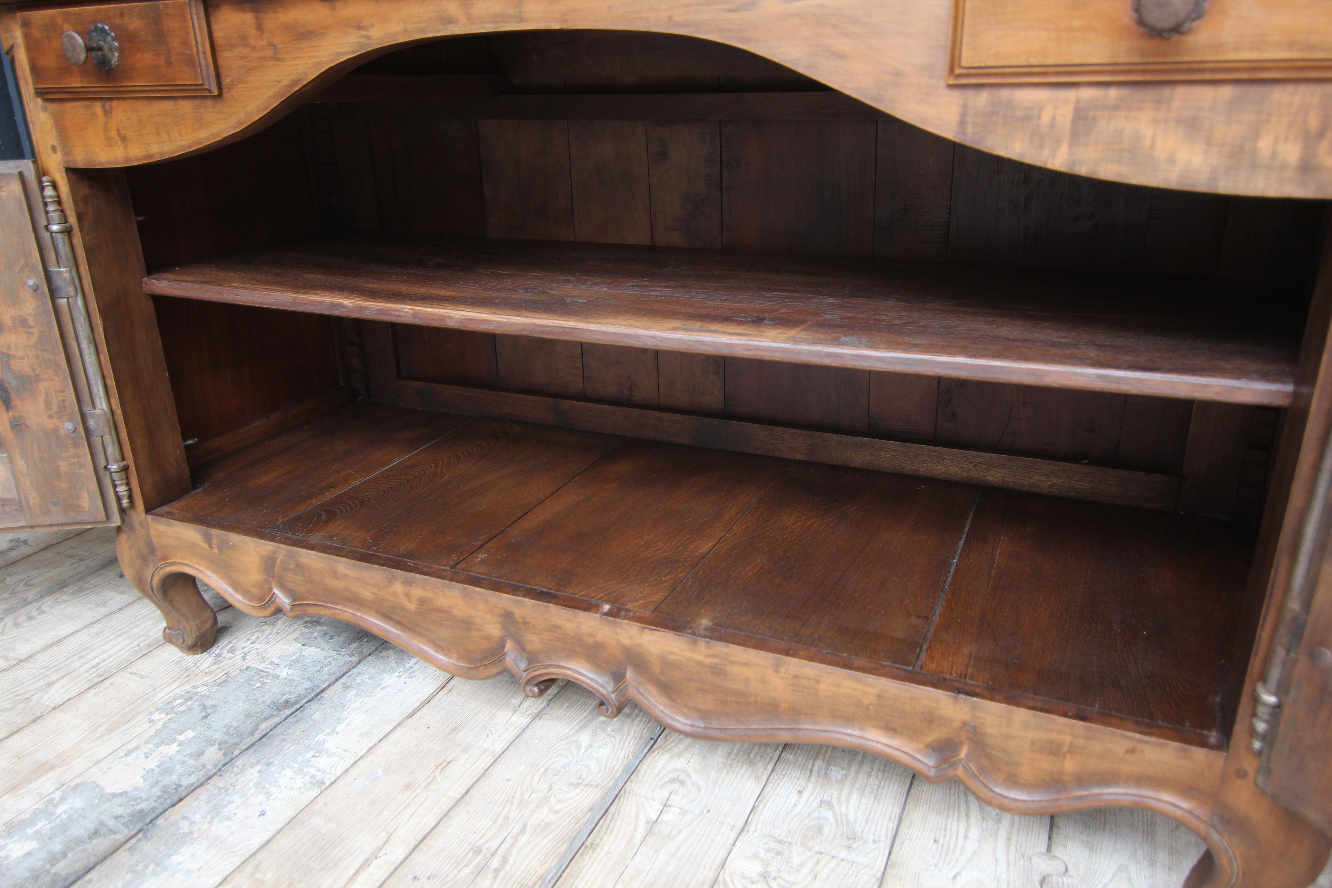Buffet à deux corps de nogal provincial francés de principios del siglo XIX en venta 5