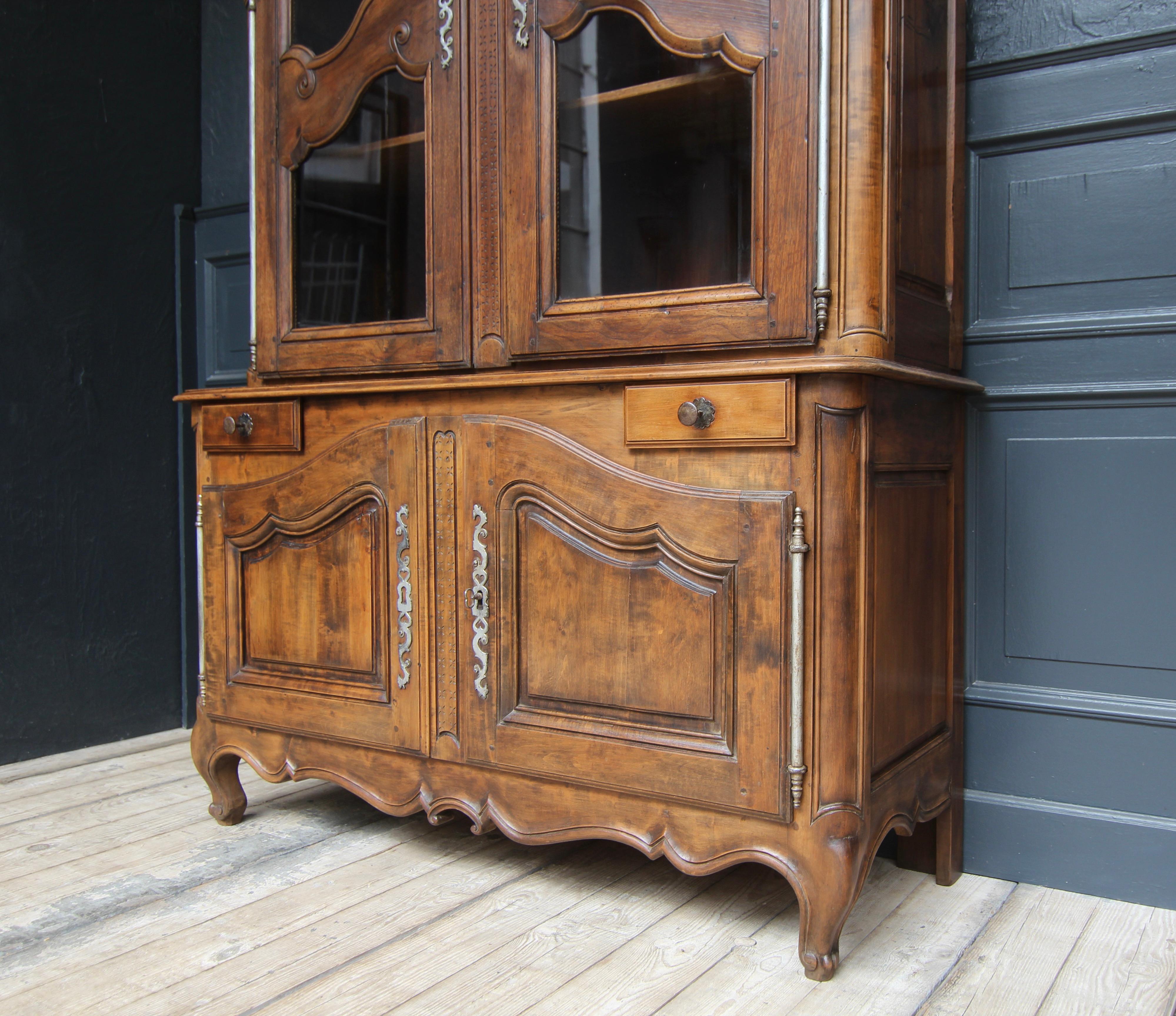 Buffet à deux corps de nogal provincial francés de principios del siglo XIX en venta 6