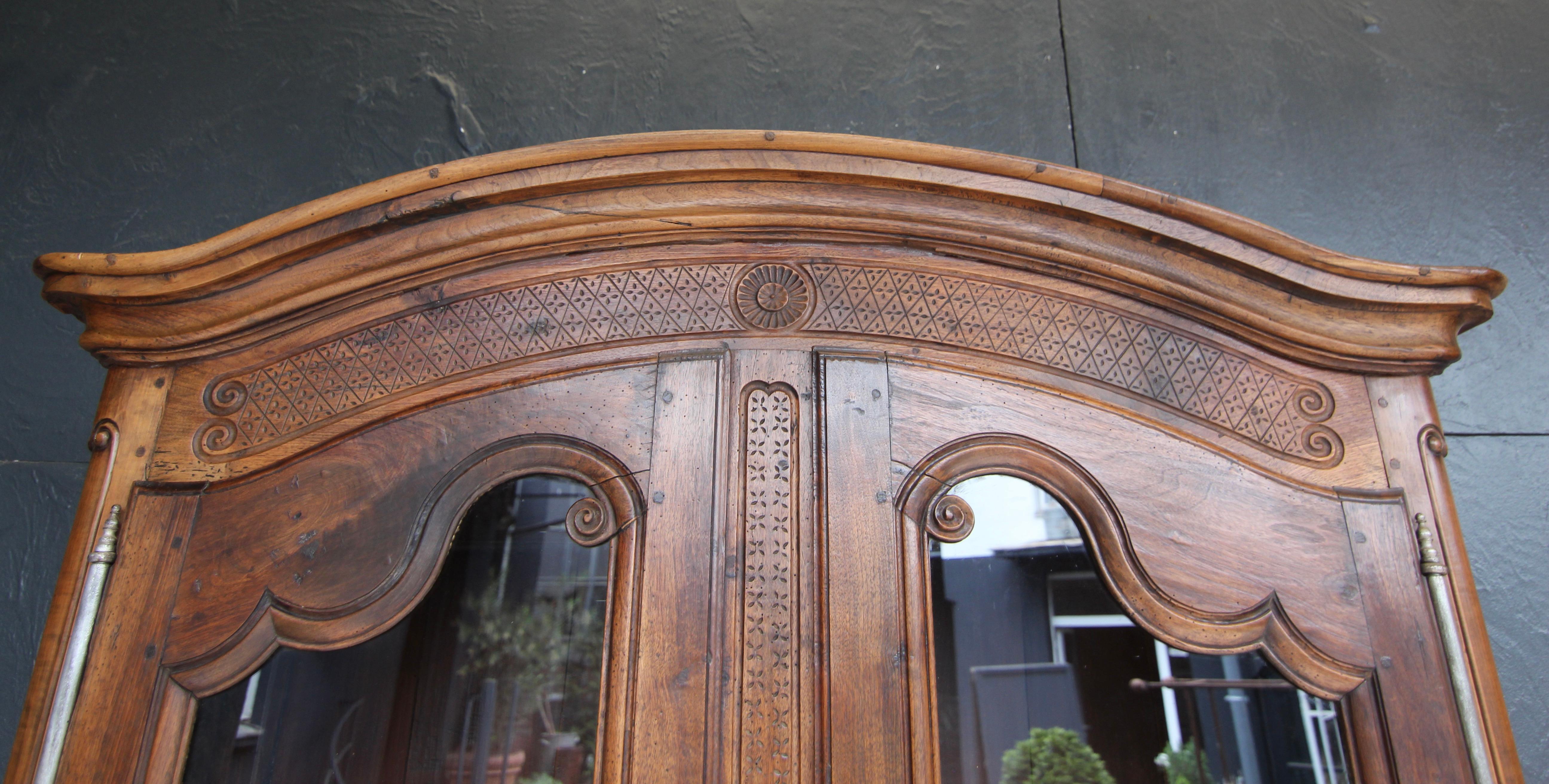 Buffet à deux corps de nogal provincial francés de principios del siglo XIX en venta 8