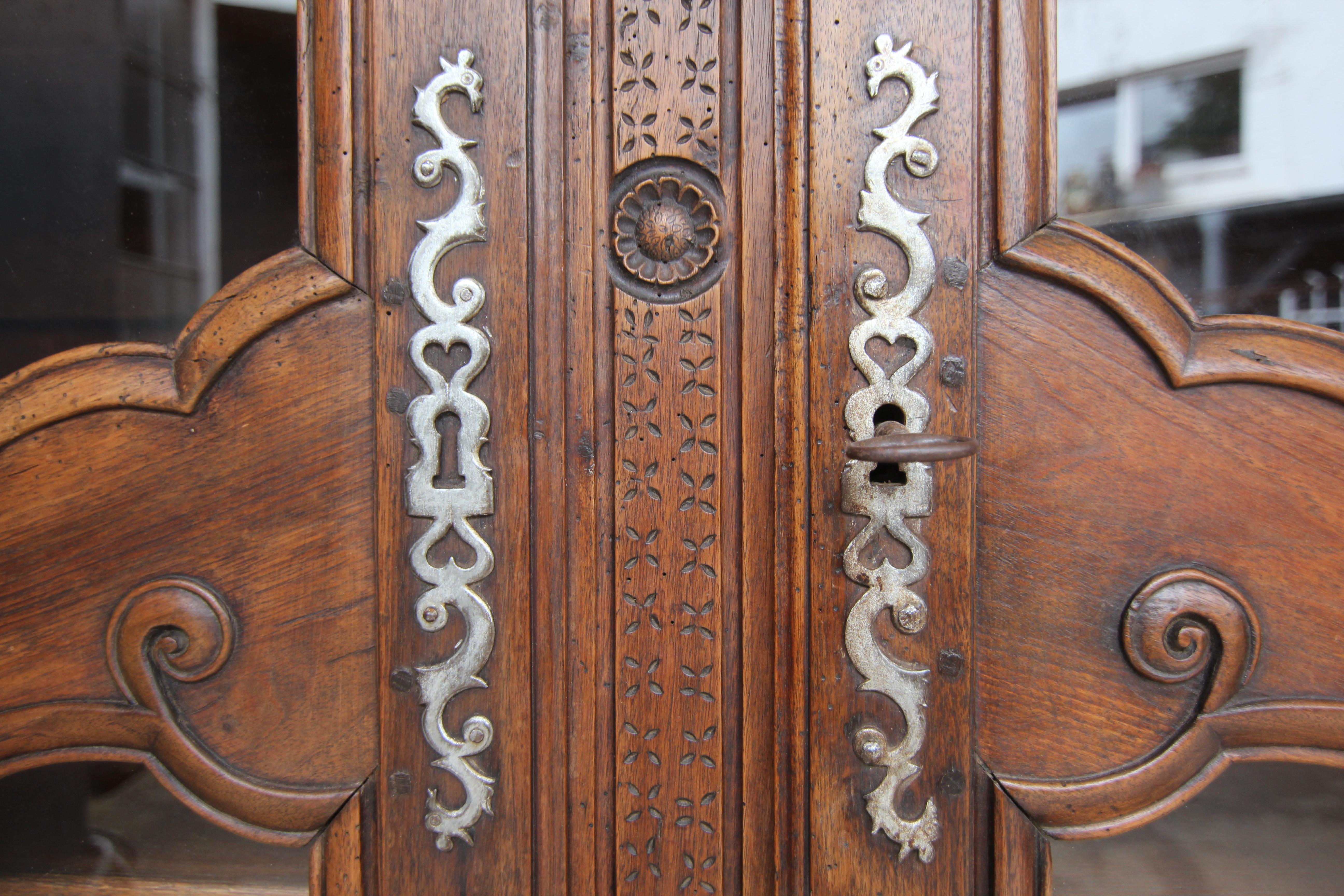 Buffet à deux corps de nogal provincial francés de principios del siglo XIX en venta 9