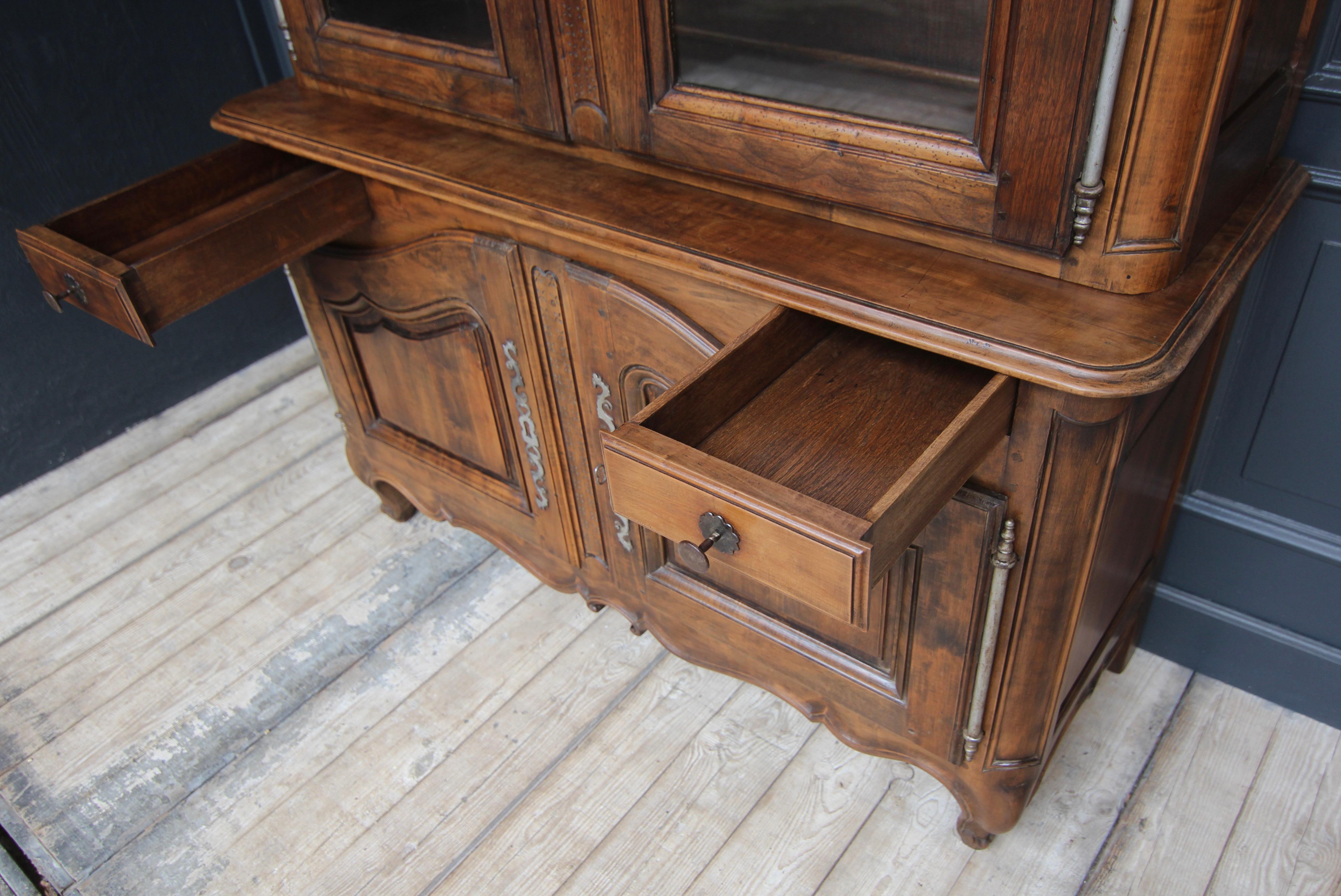 Buffet à deux corps de nogal provincial francés de principios del siglo XIX en venta 11
