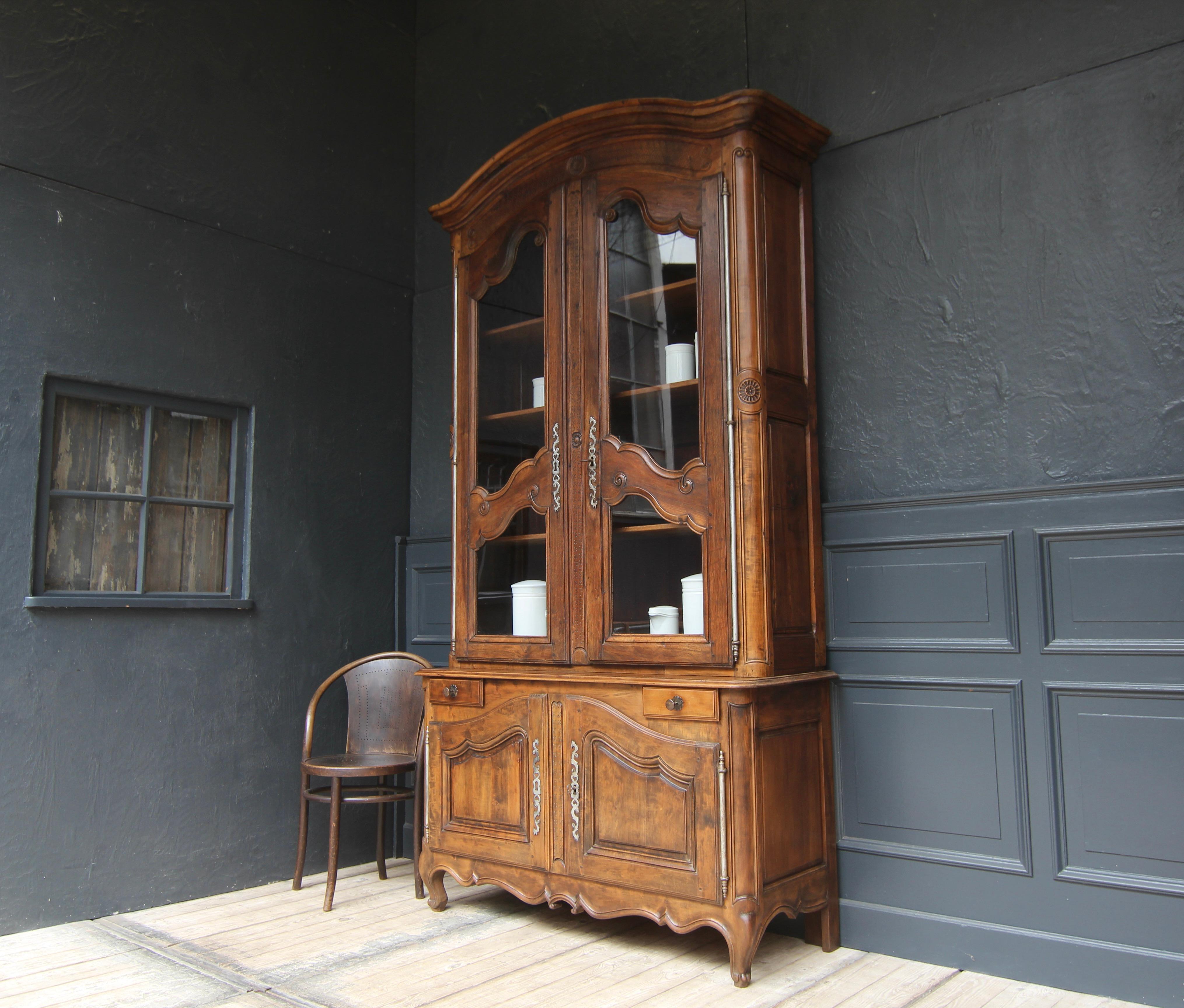 Buffet à deux corps de nogal provincial francés de principios del siglo XIX Luis XV en venta