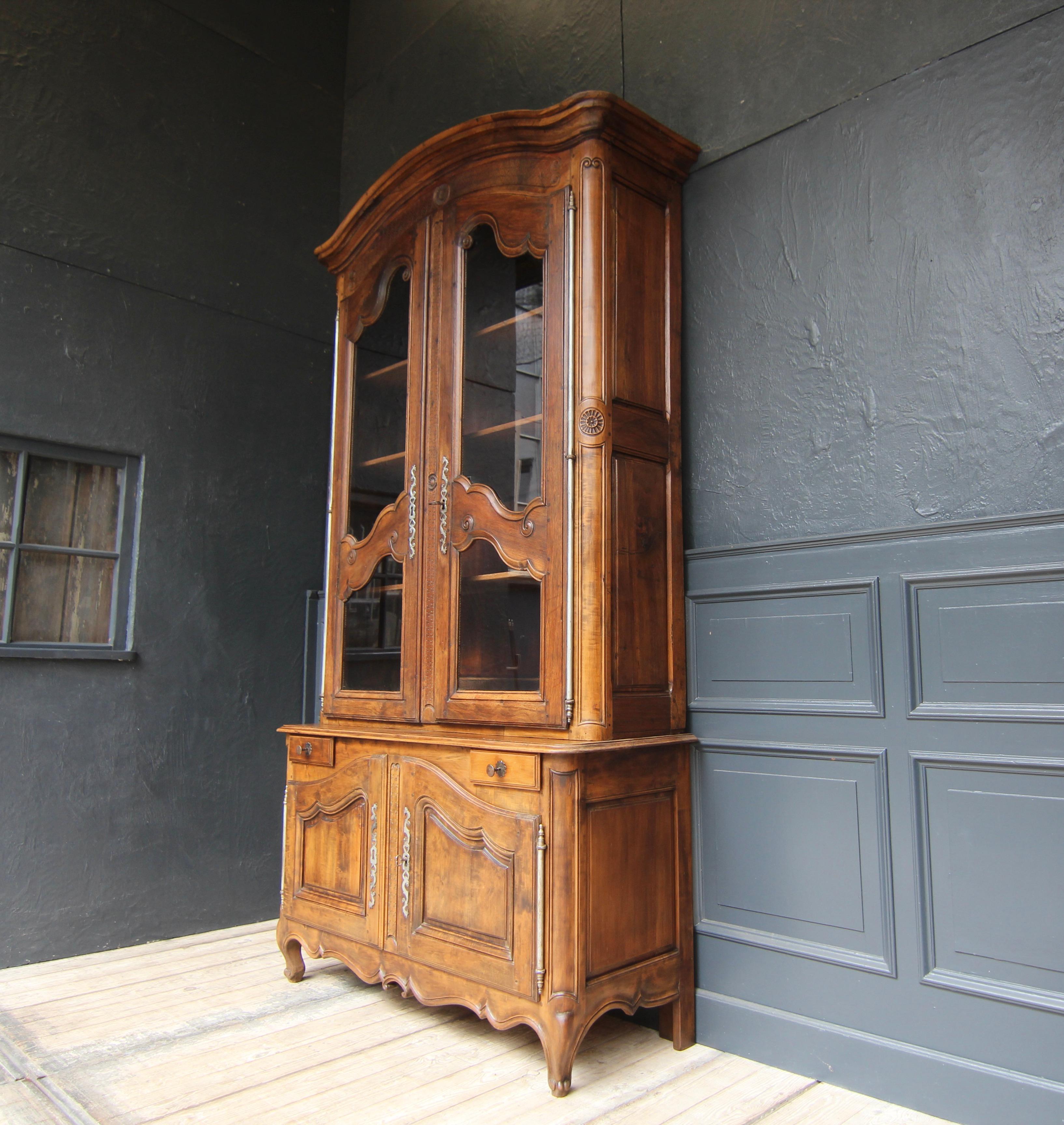 Buffet à deux corps de nogal provincial francés de principios del siglo XIX Francés en venta