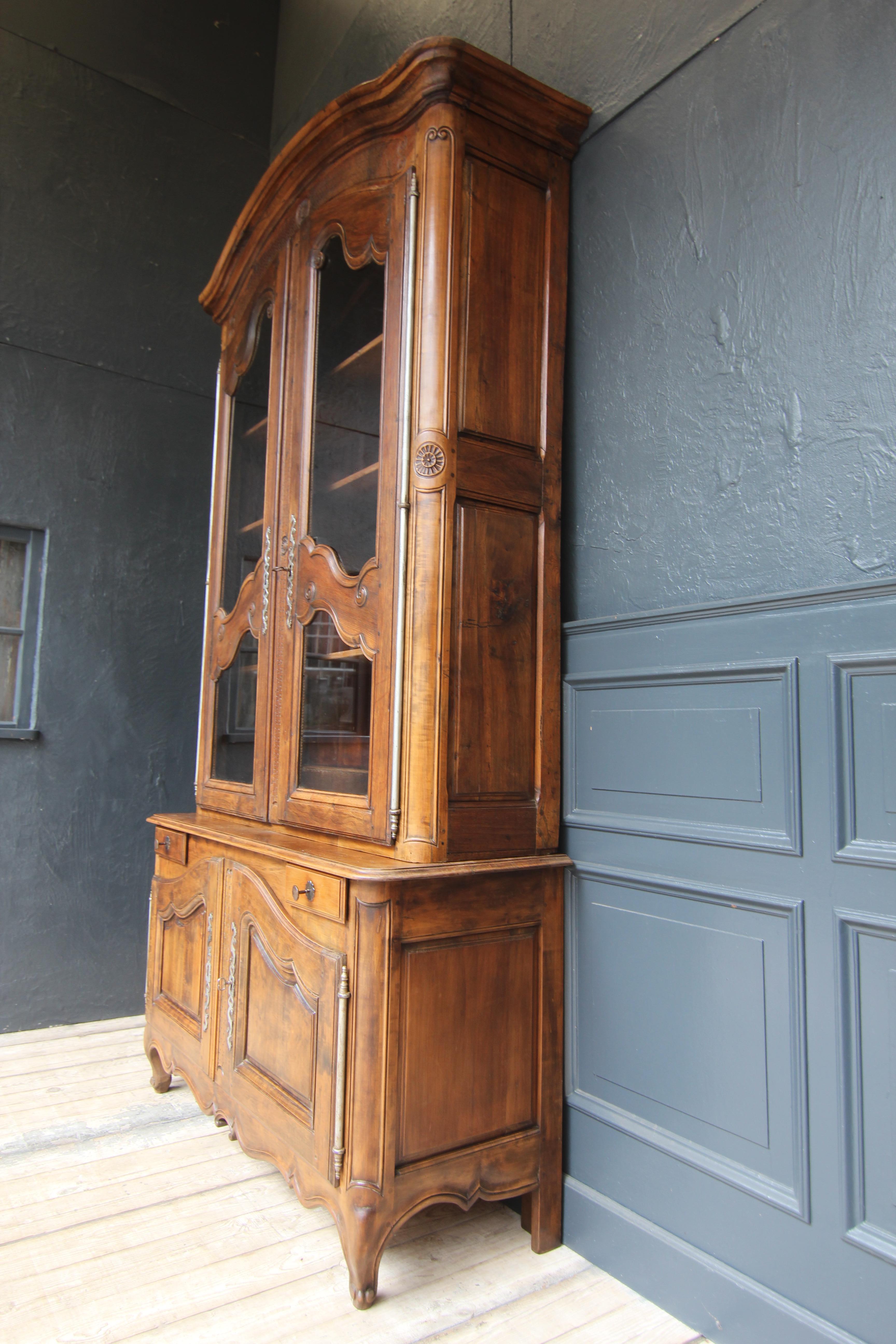 Buffet à deux corps de nogal provincial francés de principios del siglo XIX en Bueno estado para la venta en Dusseldorf, DE