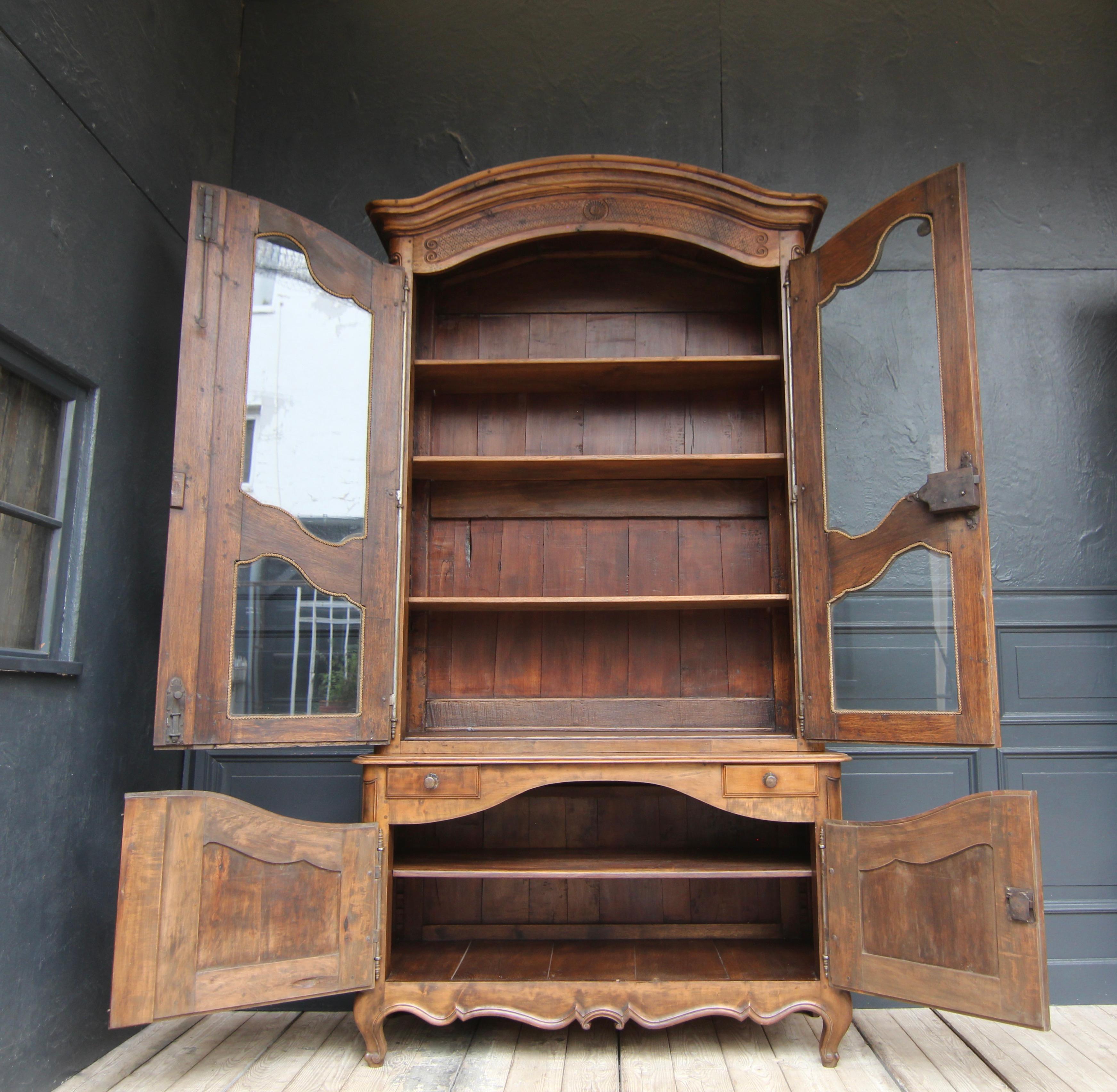 Buffet à deux corps de nogal provincial francés de principios del siglo XIX en venta 1