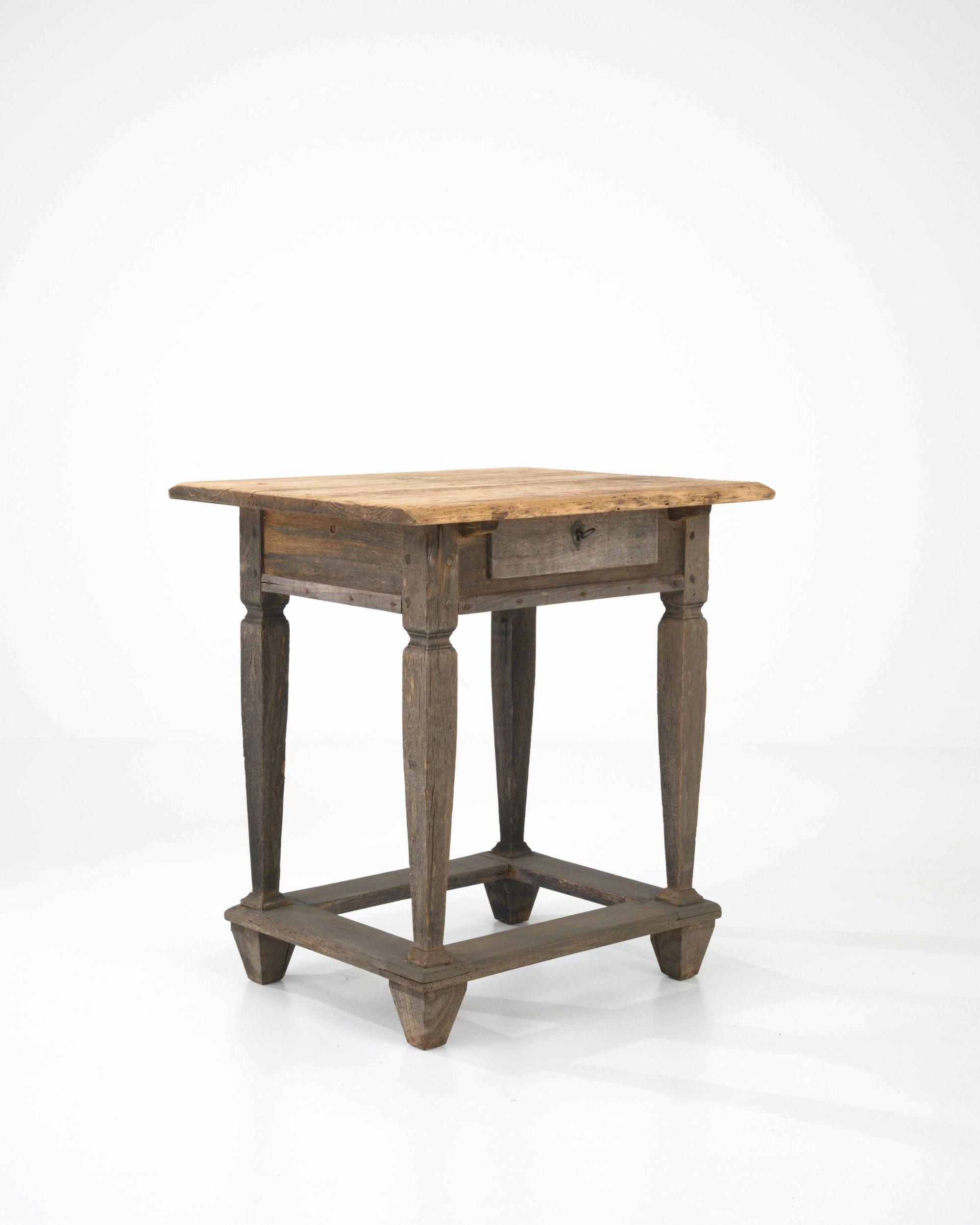 Early 19th Century French Provincial Wooden Side Table For Sale 3