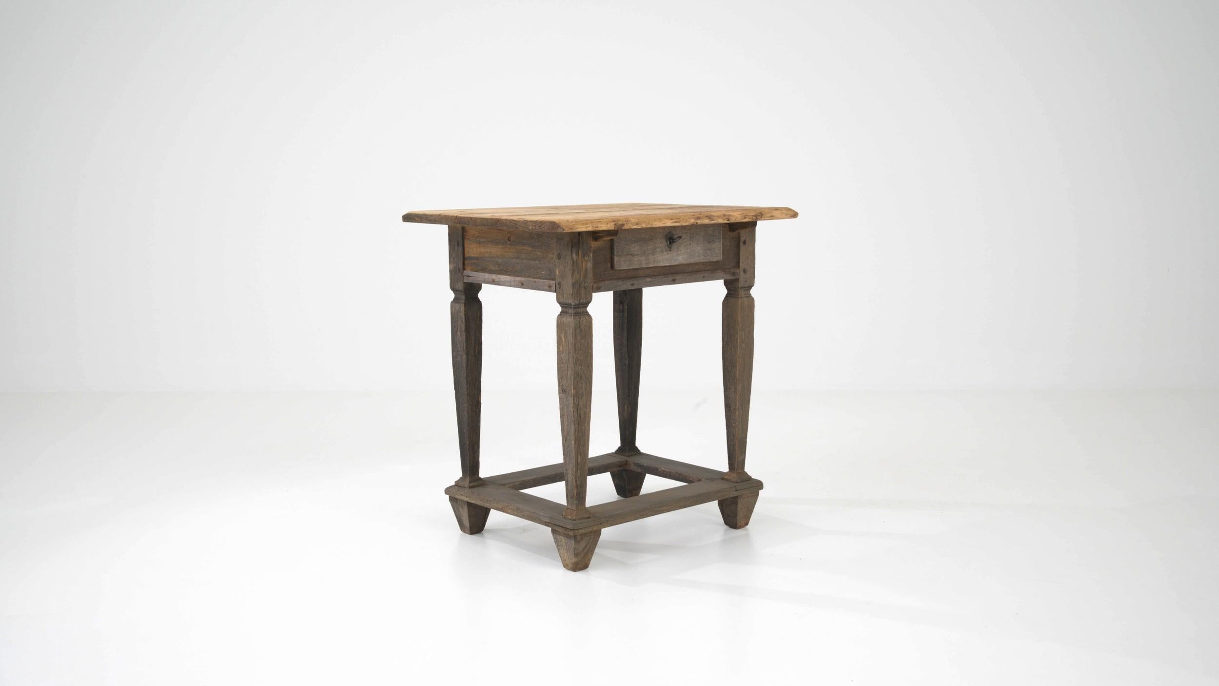 Early 19th Century French Provincial Wooden Side Table For Sale 4