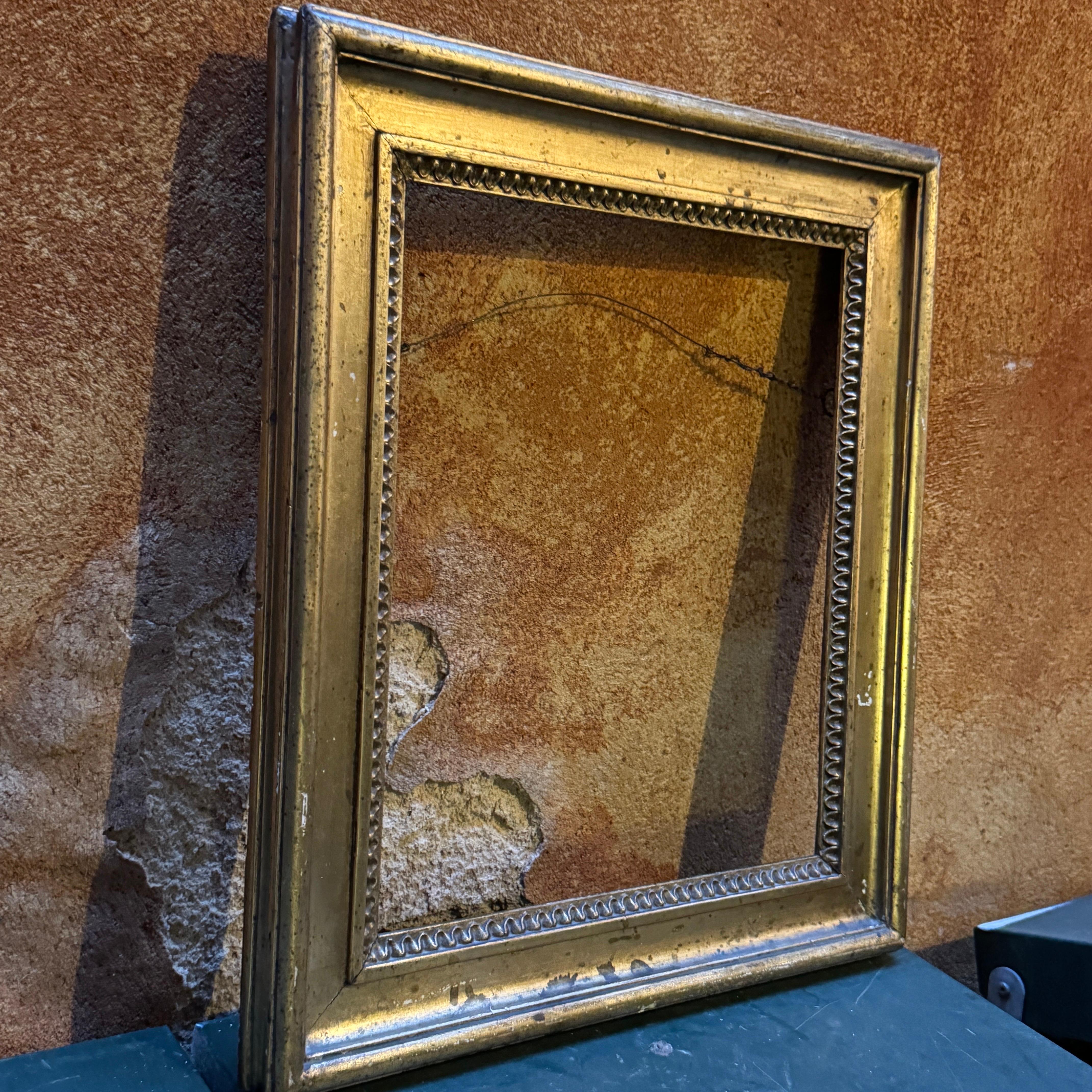 Come si trova nella regione della Provenza, questa cornice rettangolare in legno presenta una fantastica doratura e patina. Aggiungi un po' di charme vintage al tuo acquerello, alla tua stampa o al tuo dipinto a olio preferito con questa bella