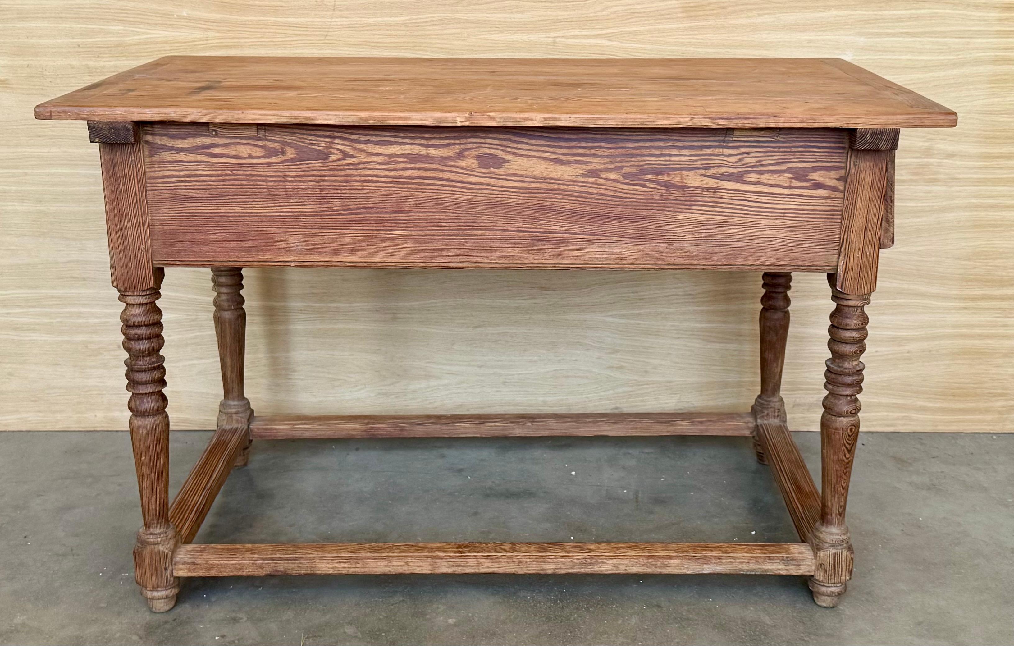 Table de réfectoire en pin.  L'ensemble de la pièce présente une belle patine et des proportions attrayantes.
Les tables de ce type se trouvaient probablement dans les cuisines du château, devant la cheminée. Le personnel y préparait les repas et