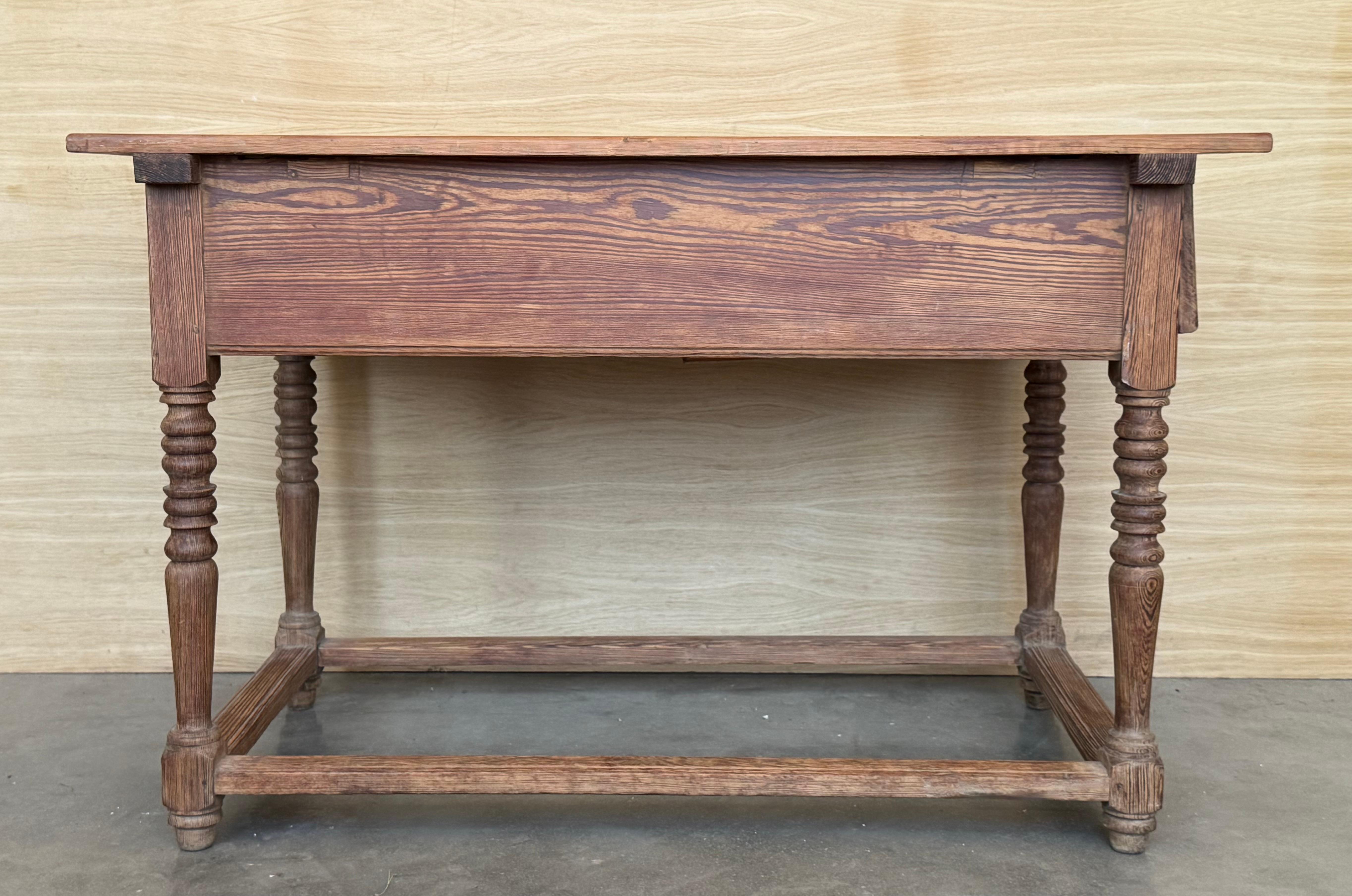 Colonial espagnol Table de réfectoire, de travail ou de cuisine à deux tiroirs du début du 19e siècle en vente