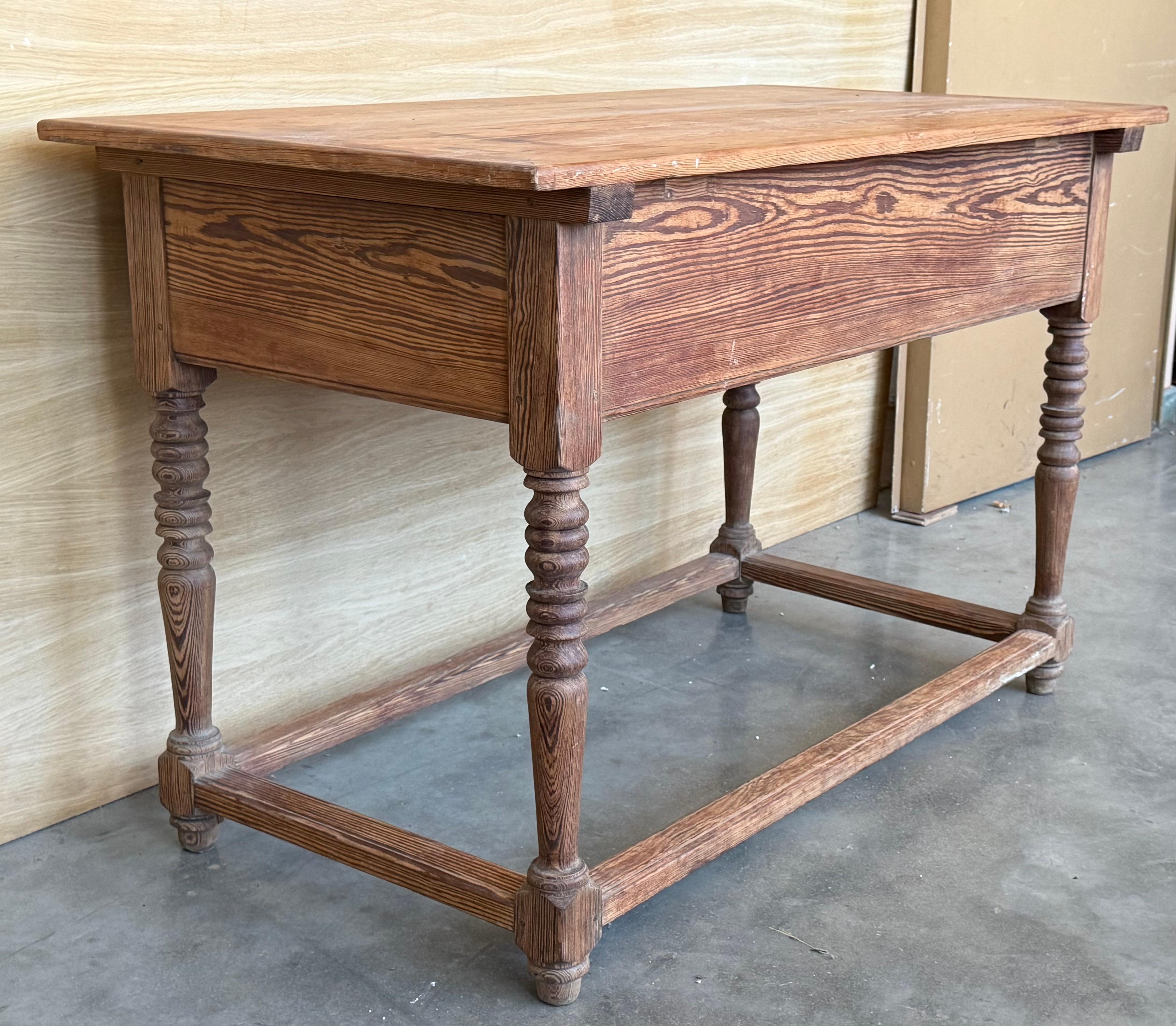 Espagnol Table de réfectoire, de travail ou de cuisine à deux tiroirs du début du 19e siècle en vente