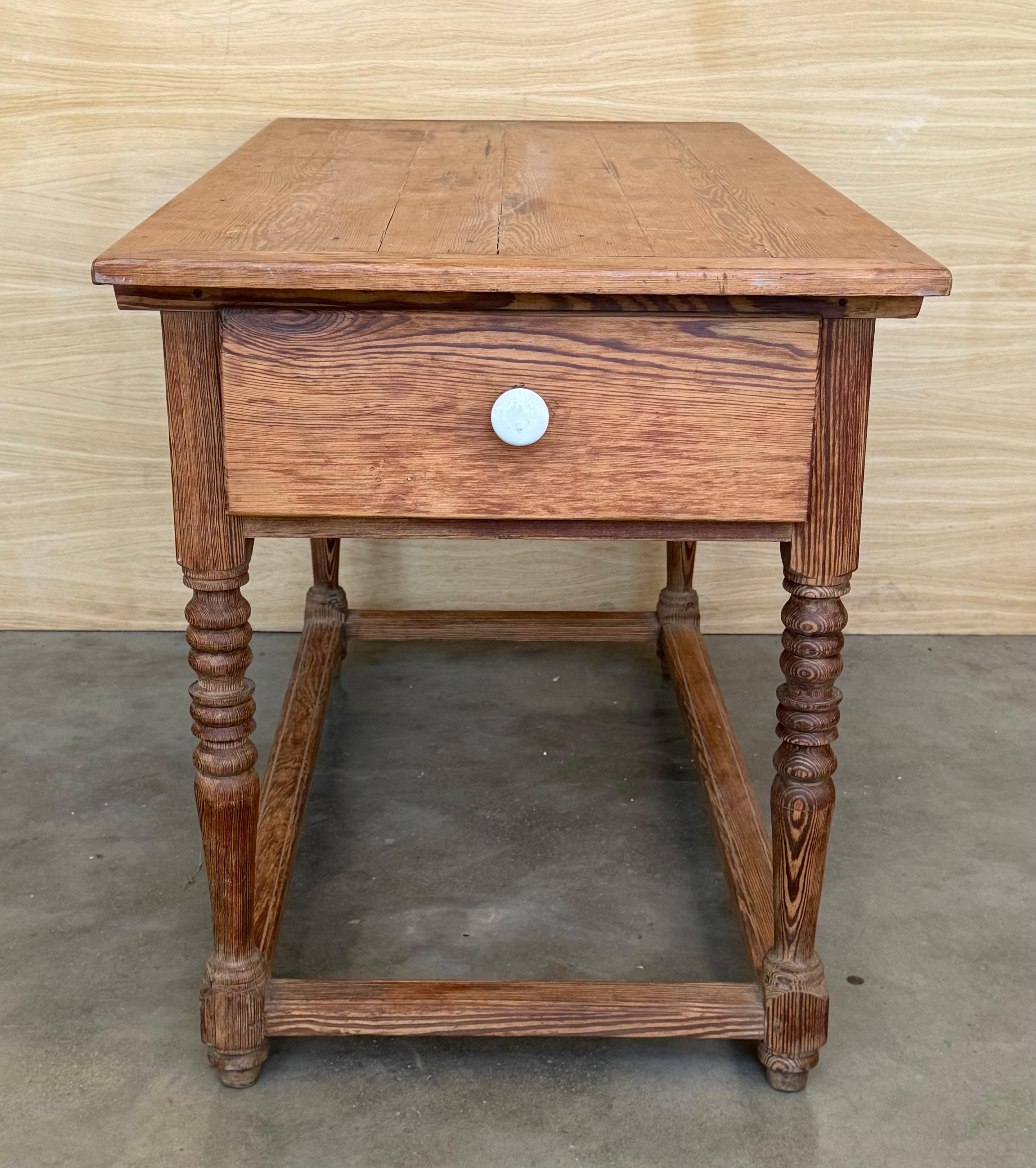 Table de réfectoire, de travail ou de cuisine à deux tiroirs du début du 19e siècle Bon état - En vente à Miami, FL