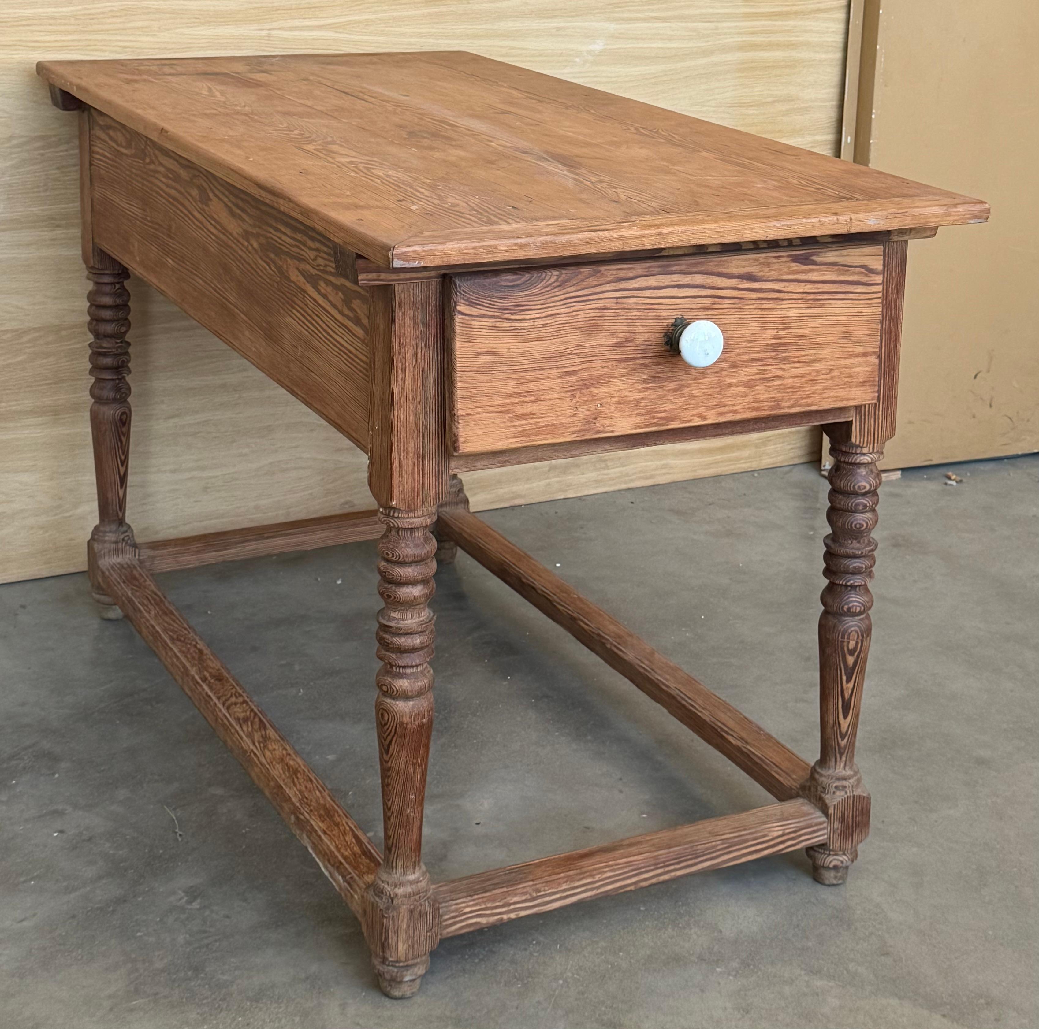 Pin Table de réfectoire, de travail ou de cuisine à deux tiroirs du début du 19e siècle en vente