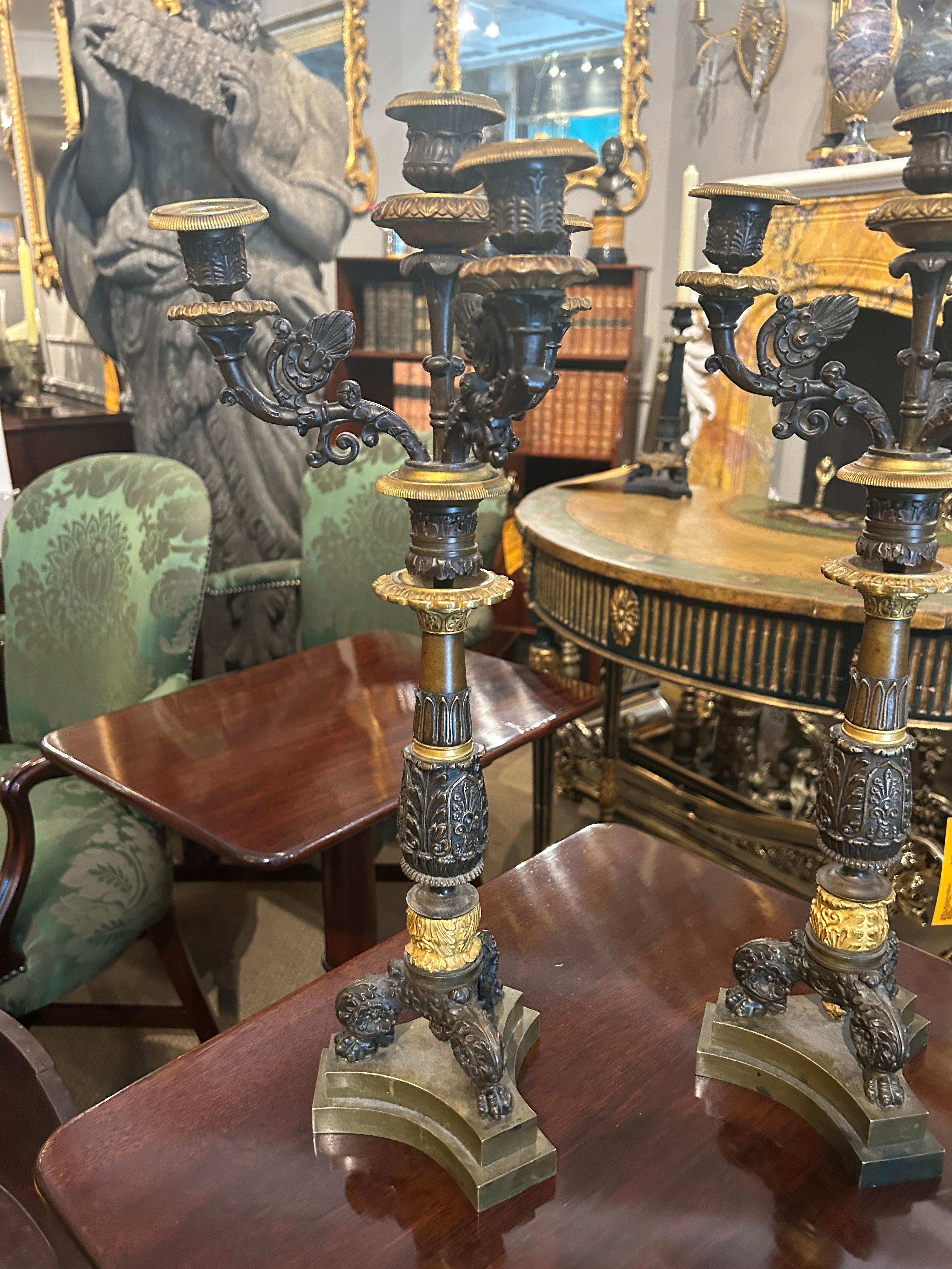 Frühes 19. Jahrhundert Französisch Regency Paar Bronze Ormolu Kandelaber im Zustand „Hervorragend“ im Angebot in Dublin 8, IE