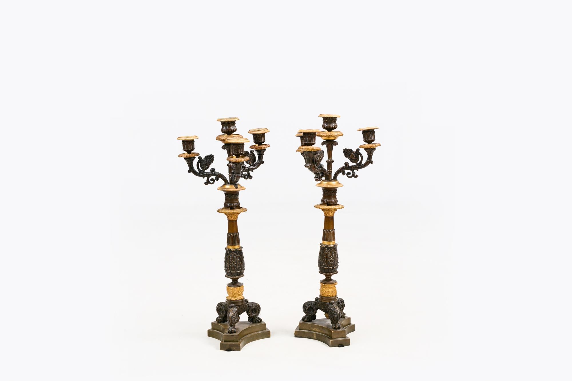 Frühes 19. Jahrhundert Französisch Regency Paar Bronze Ormolu Kandelaber im Angebot 1