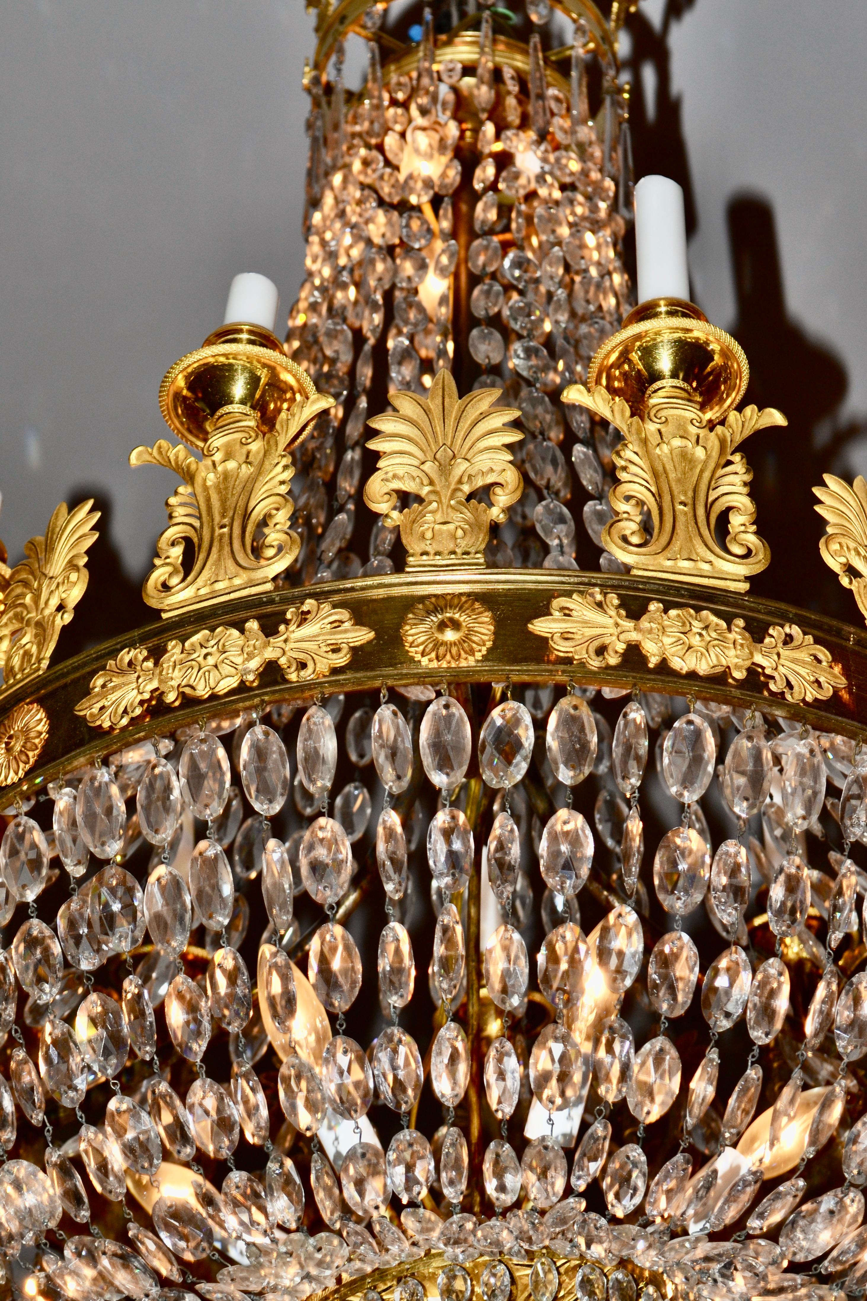 Early 19th Century French Empire Gilt Bronze and Crystal Basket Chandelier For Sale 7