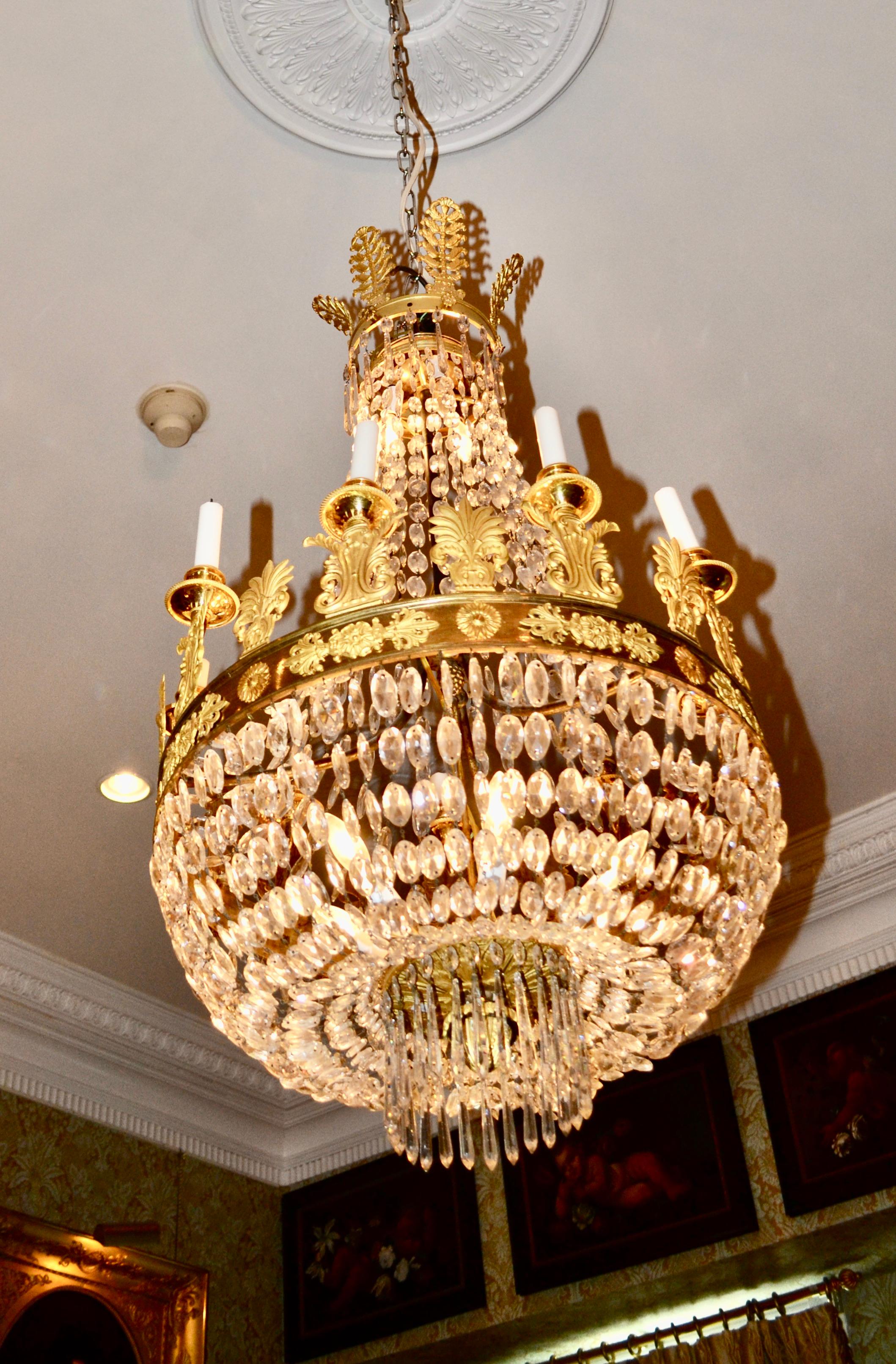 XIXe siècle Lustre Empire en bronze doré et cristal du début du 19e siècle en vente