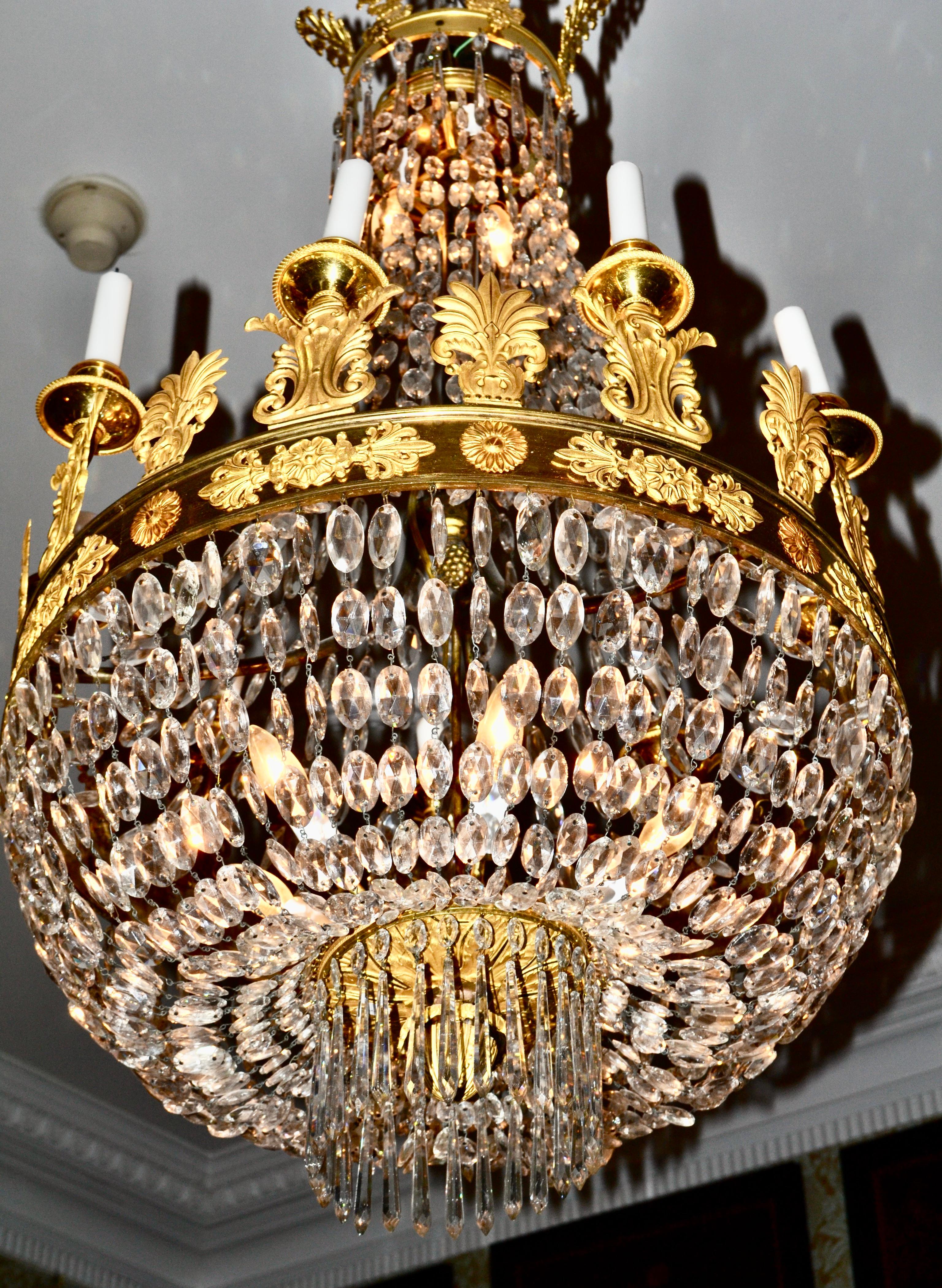 Early 19th Century French Empire Gilt Bronze and Crystal Basket Chandelier For Sale 3