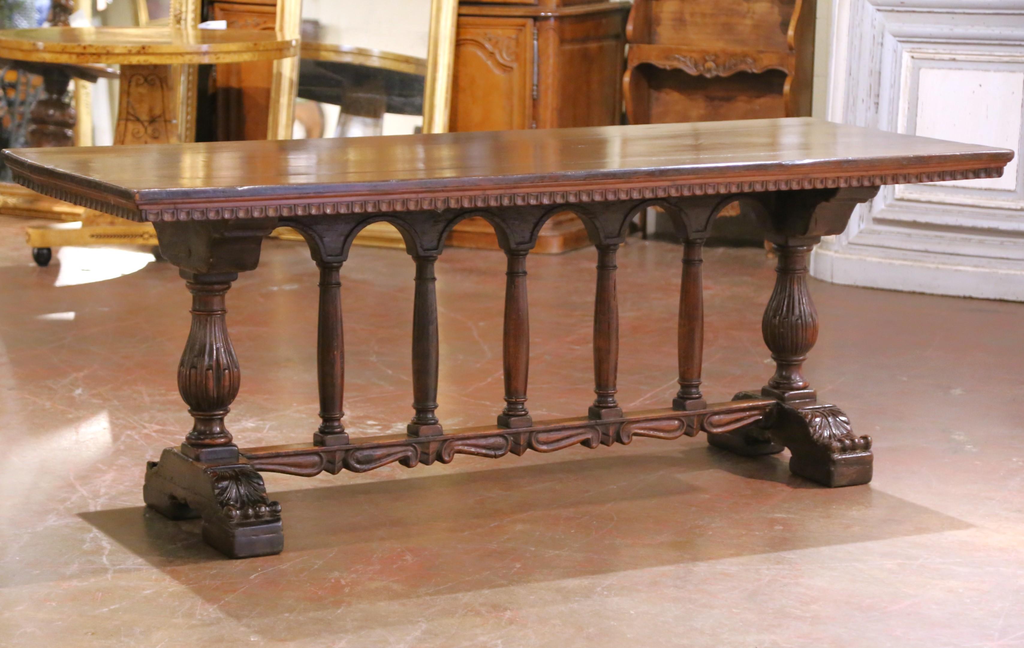 Fabricada en Francia hacia 1820, esta majestuosa mesa de comedor es un magnífico ejemplo de la artesanía renacentista de principios del siglo XIX. La encimera de tablones rectangulares, fabricada a mano en roble macizo, muestra una cálida pátina