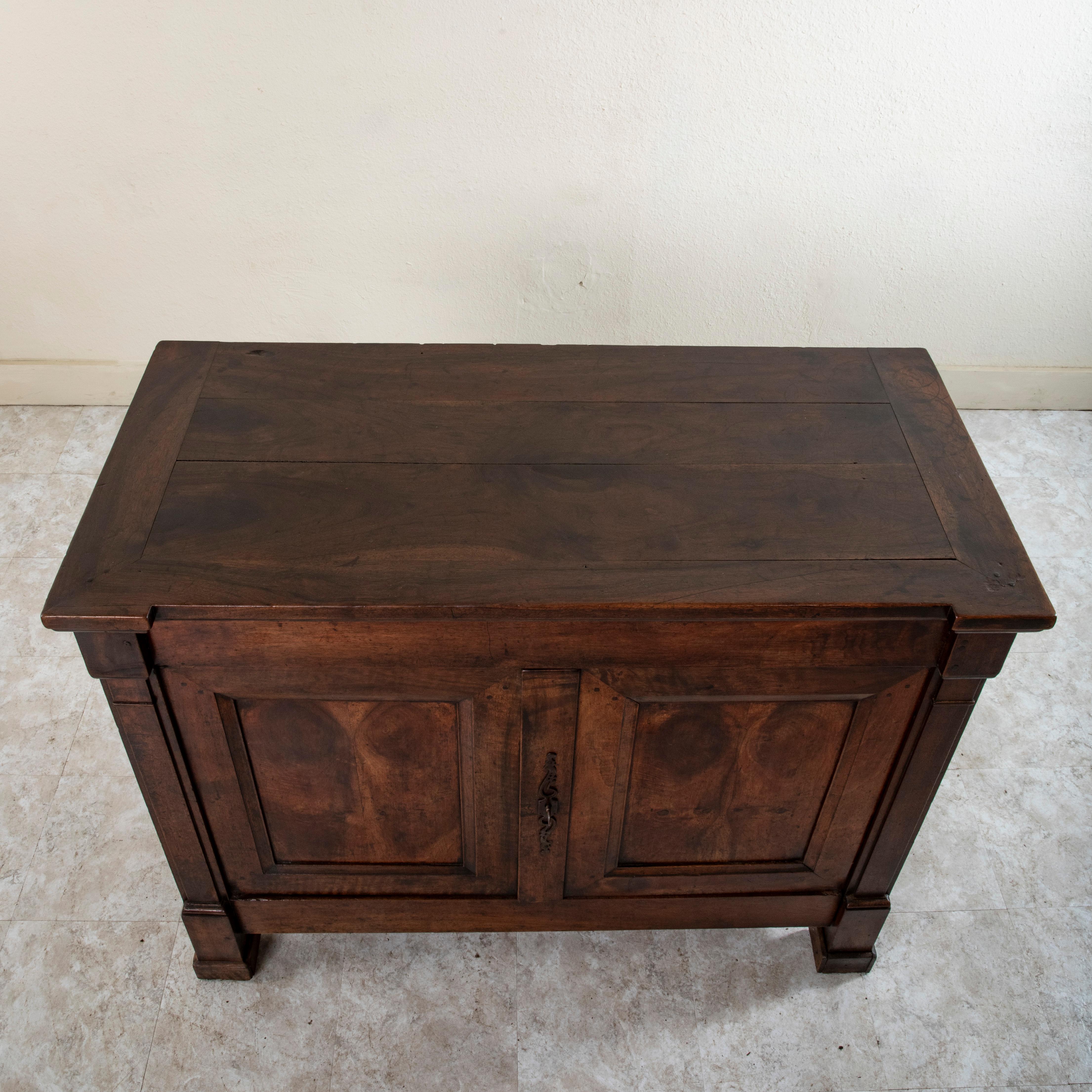 Early 19th Century French Restauration Period Book Matched Walnut Buffet For Sale 4