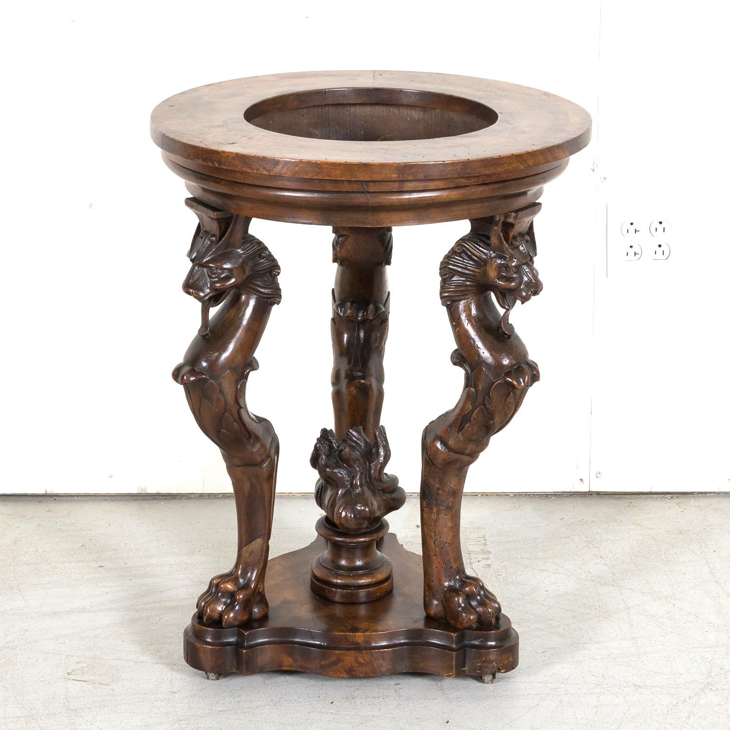 Table tripode à brasero en noyer sculpté datant de la période de la restauration française, début du XIXe siècle en vente 3