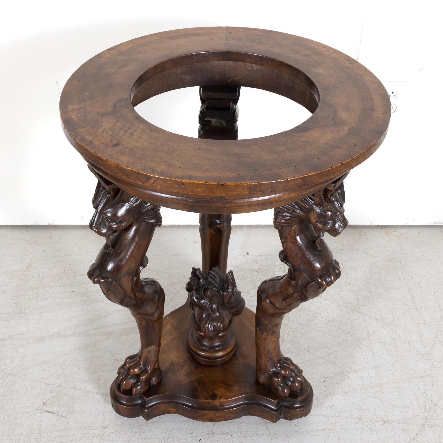 Geschnitzter Dreibein-Tisch aus Walnussholz aus der französischen Restaurationszeit des frühen 19. Jahrhunderts im Angebot 6