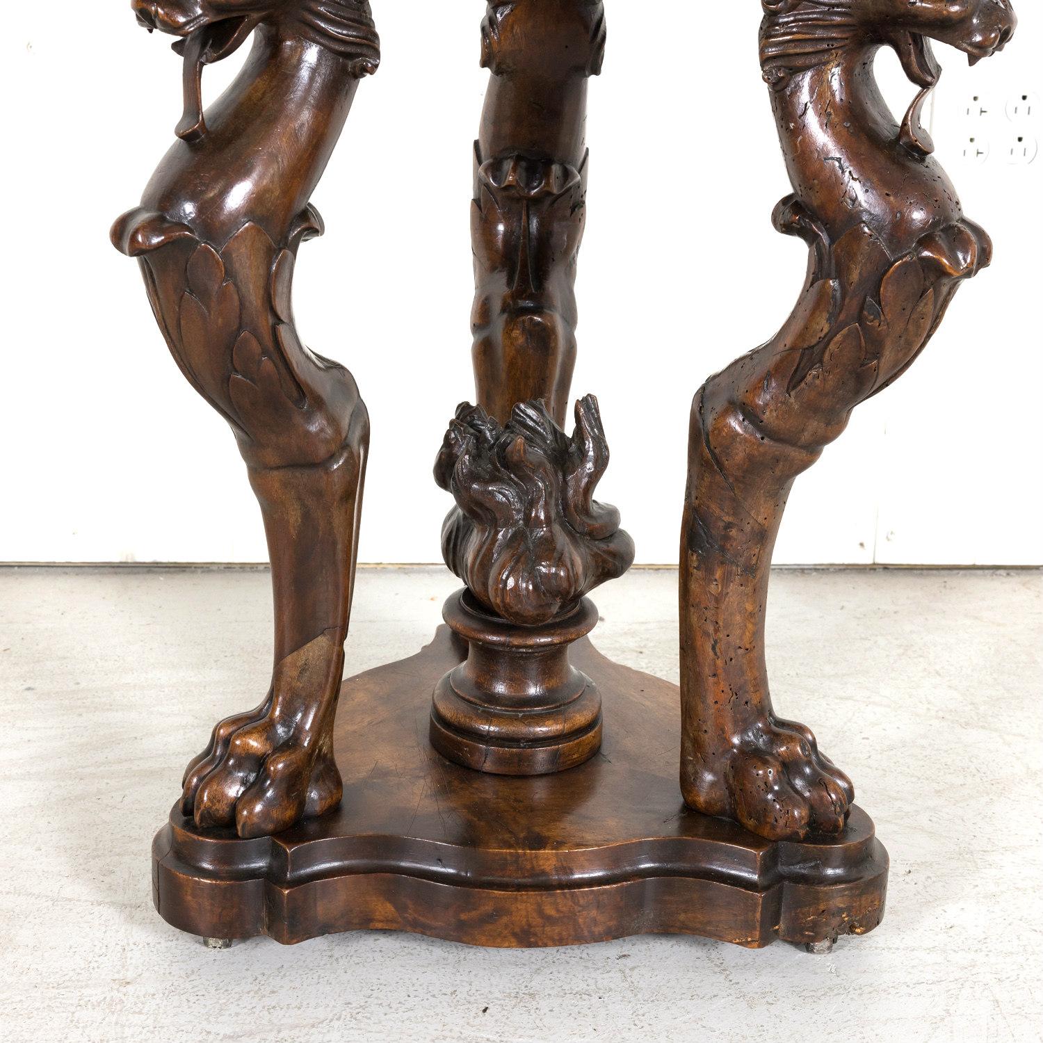 Geschnitzter Dreibein-Tisch aus Walnussholz aus der französischen Restaurationszeit des frühen 19. Jahrhunderts (Messing) im Angebot