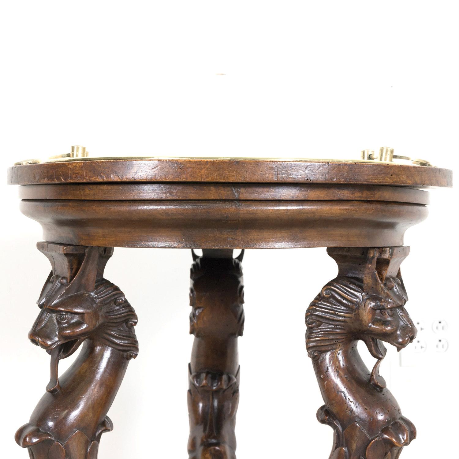 Geschnitzter Dreibein-Tisch aus Walnussholz aus der französischen Restaurationszeit des frühen 19. Jahrhunderts im Angebot 1