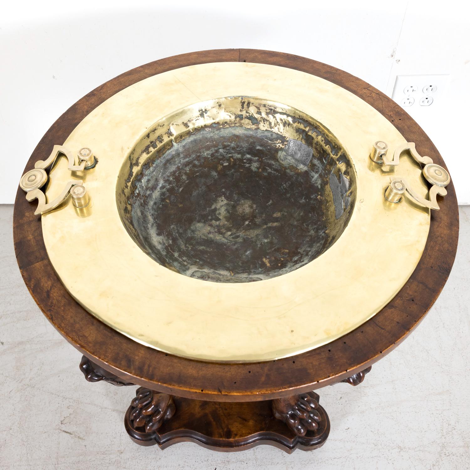 Geschnitzter Dreibein-Tisch aus Walnussholz aus der französischen Restaurationszeit des frühen 19. Jahrhunderts im Angebot 3