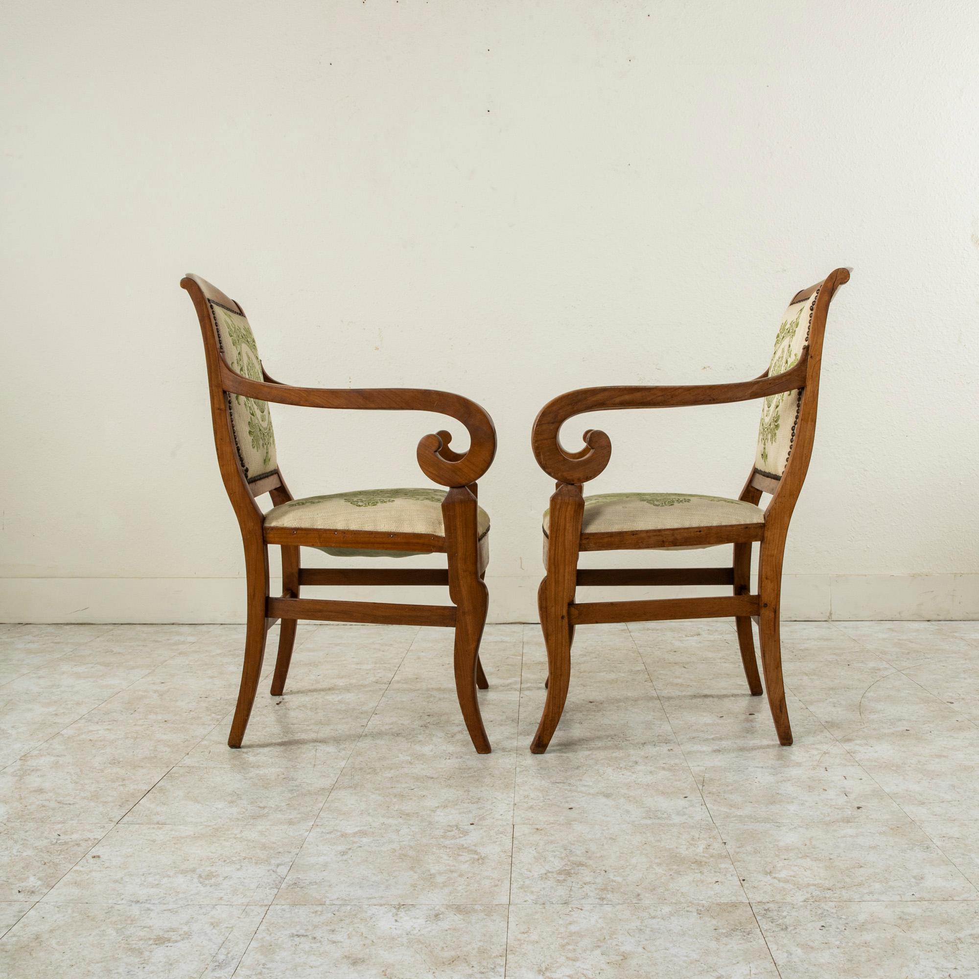 Early 19th Century French Restauration Period Elm Armchairs with Urn Motif In Good Condition For Sale In Fayetteville, AR