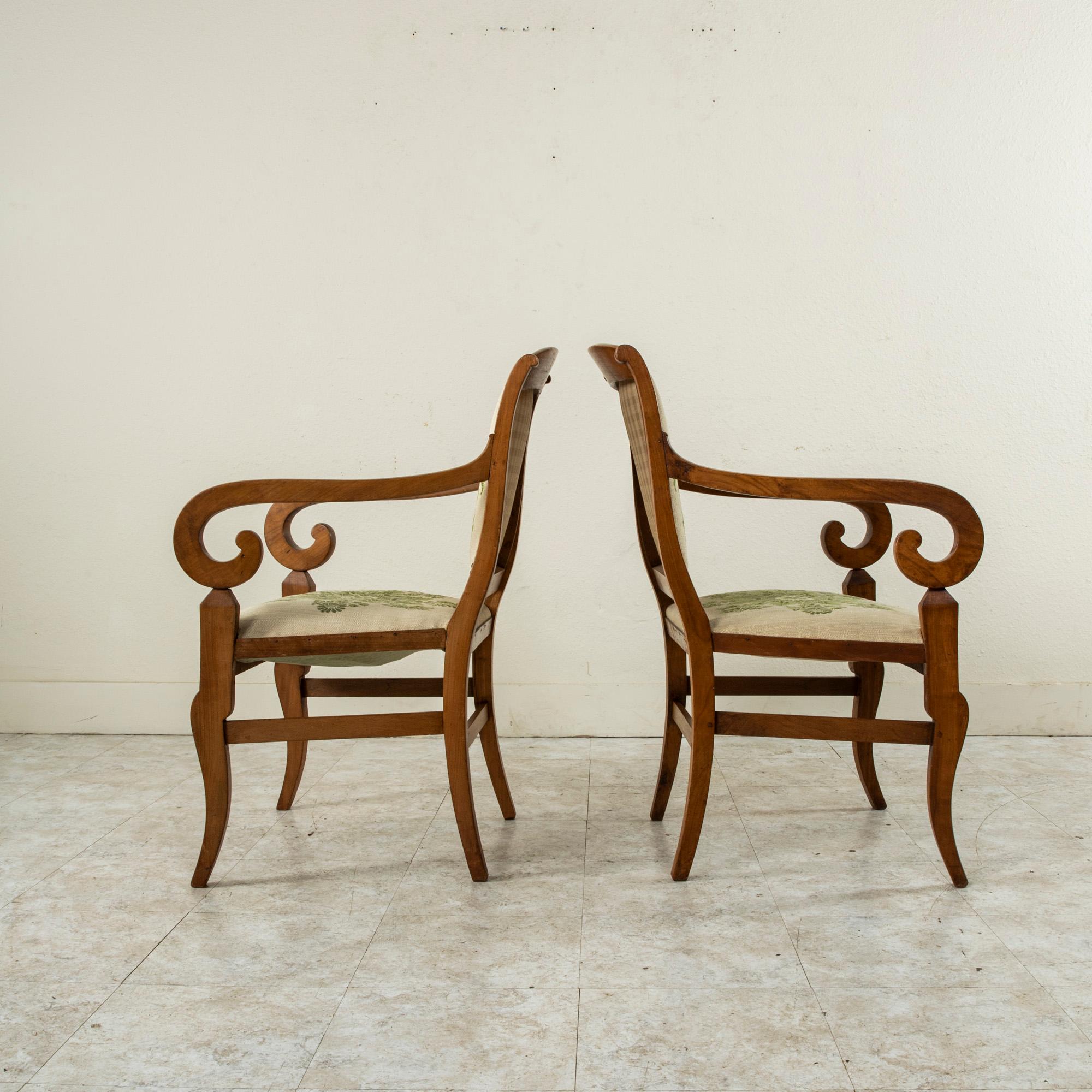 Early 19th Century French Restauration Period Elm Armchairs with Urn Motif For Sale 1