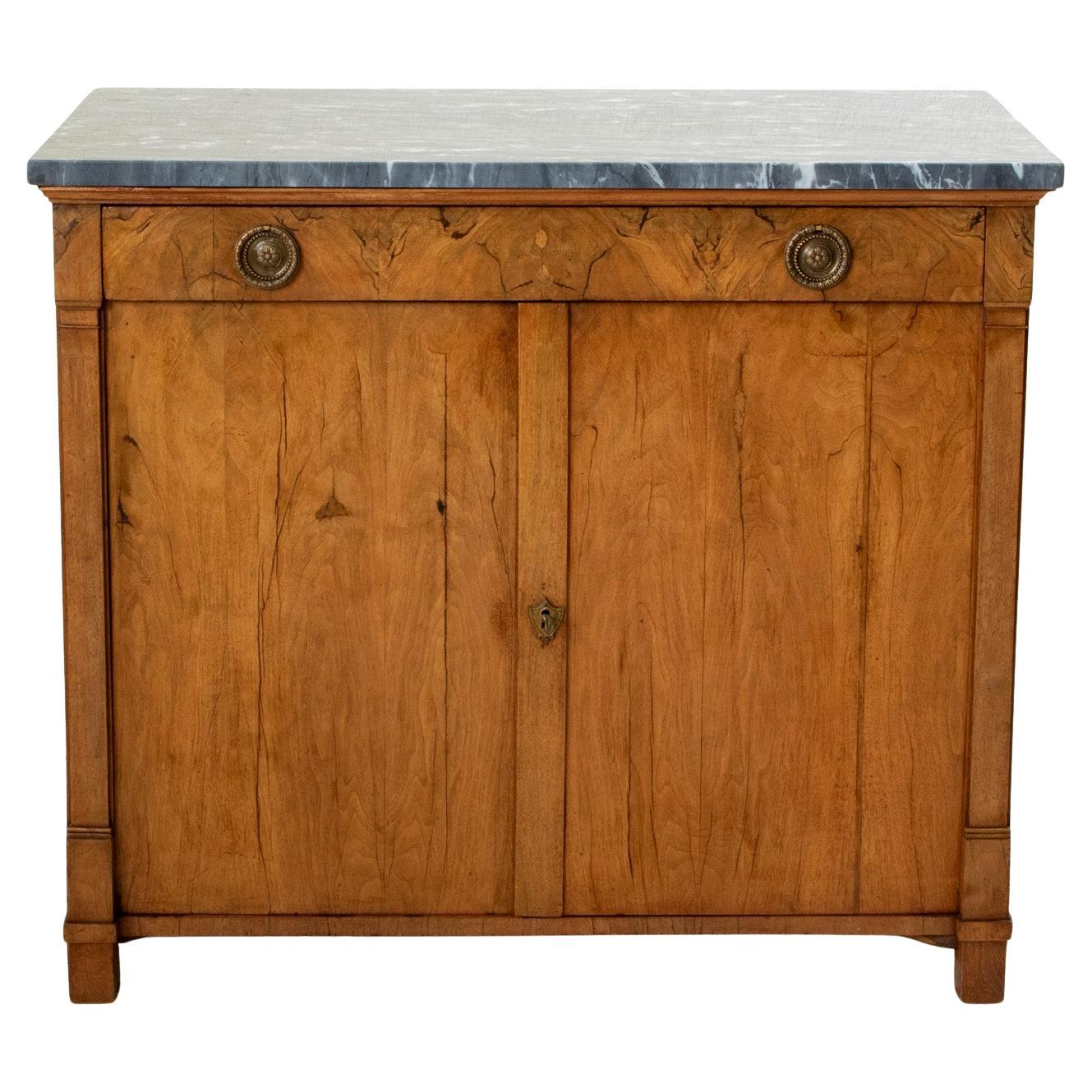 Frühes 19. Jahrhundert Französisch Restauration Zeitraum Nussbaum Buffet mit Marmorplatte im Angebot