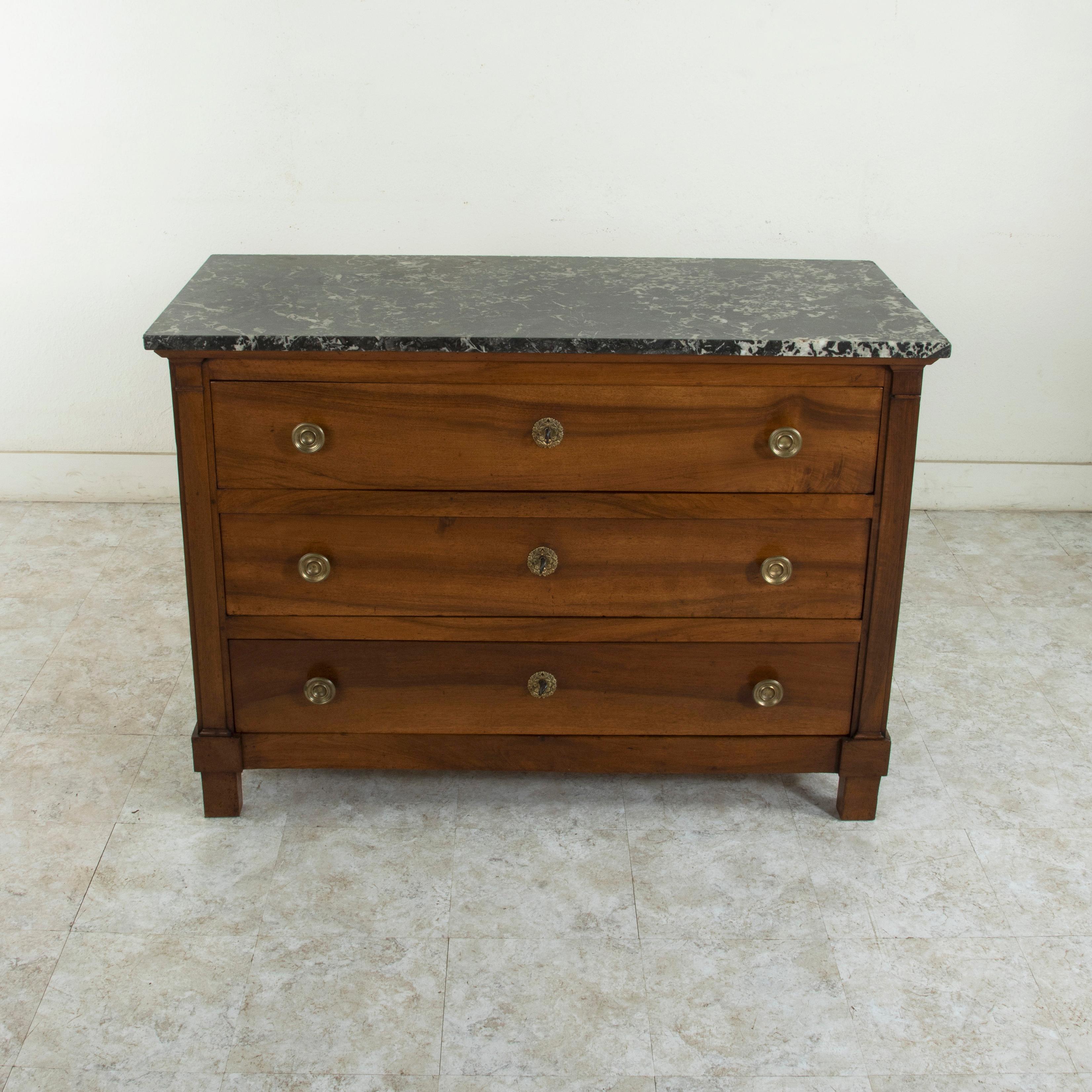 Early 19th Century French Restauration Period Walnut Commode, Chest, Marble Top (Französisch)
